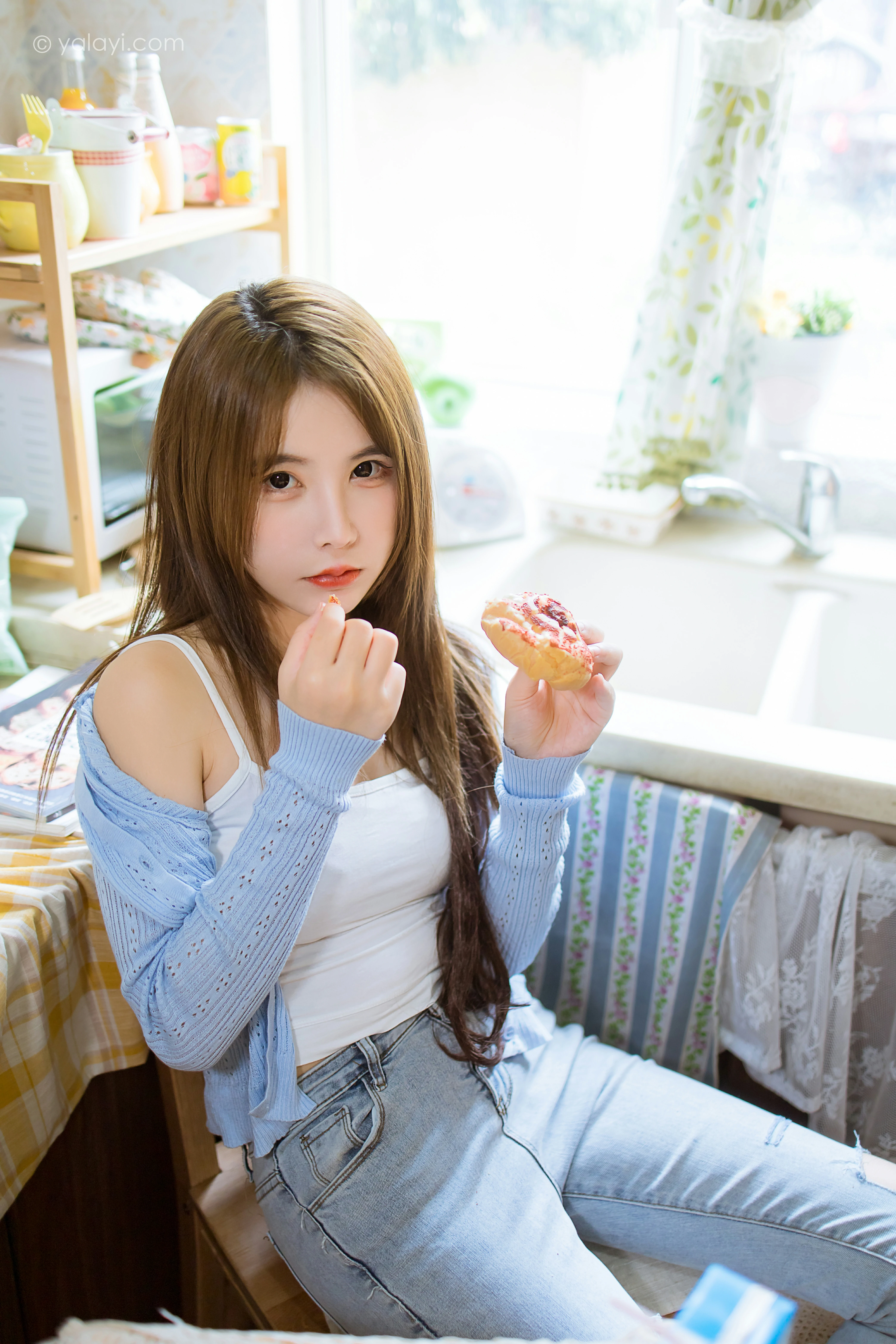 [YALAYI雅拉伊]NO.799 唯有美食不可辜负 钰慧 白色性感小背心加紧身牛仔裤写真集第14张