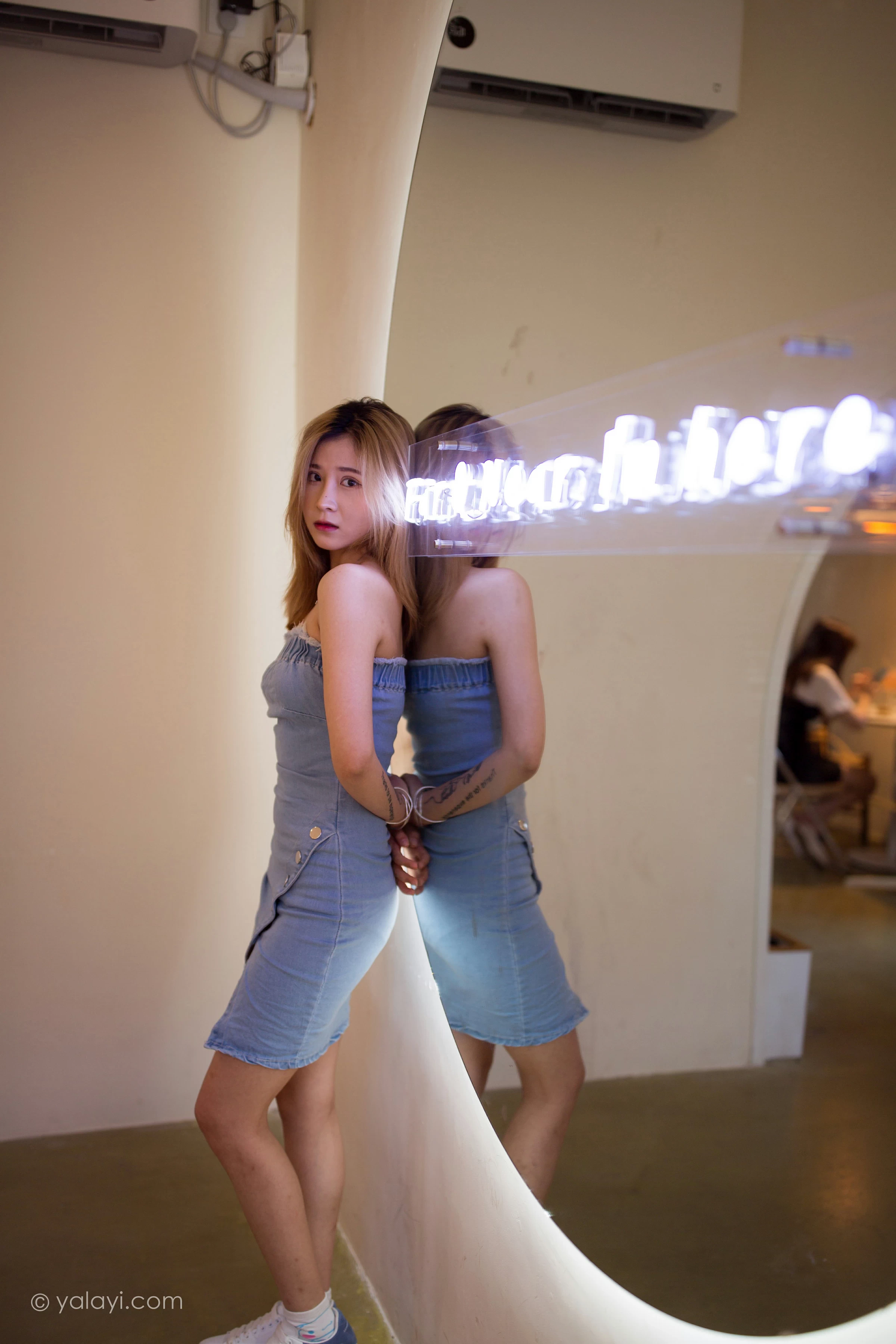 [YALAYI雅拉伊]NO.703 《那时在午后》 梦涵 牛仔抹胸连衣裙居家私房写真集第3张