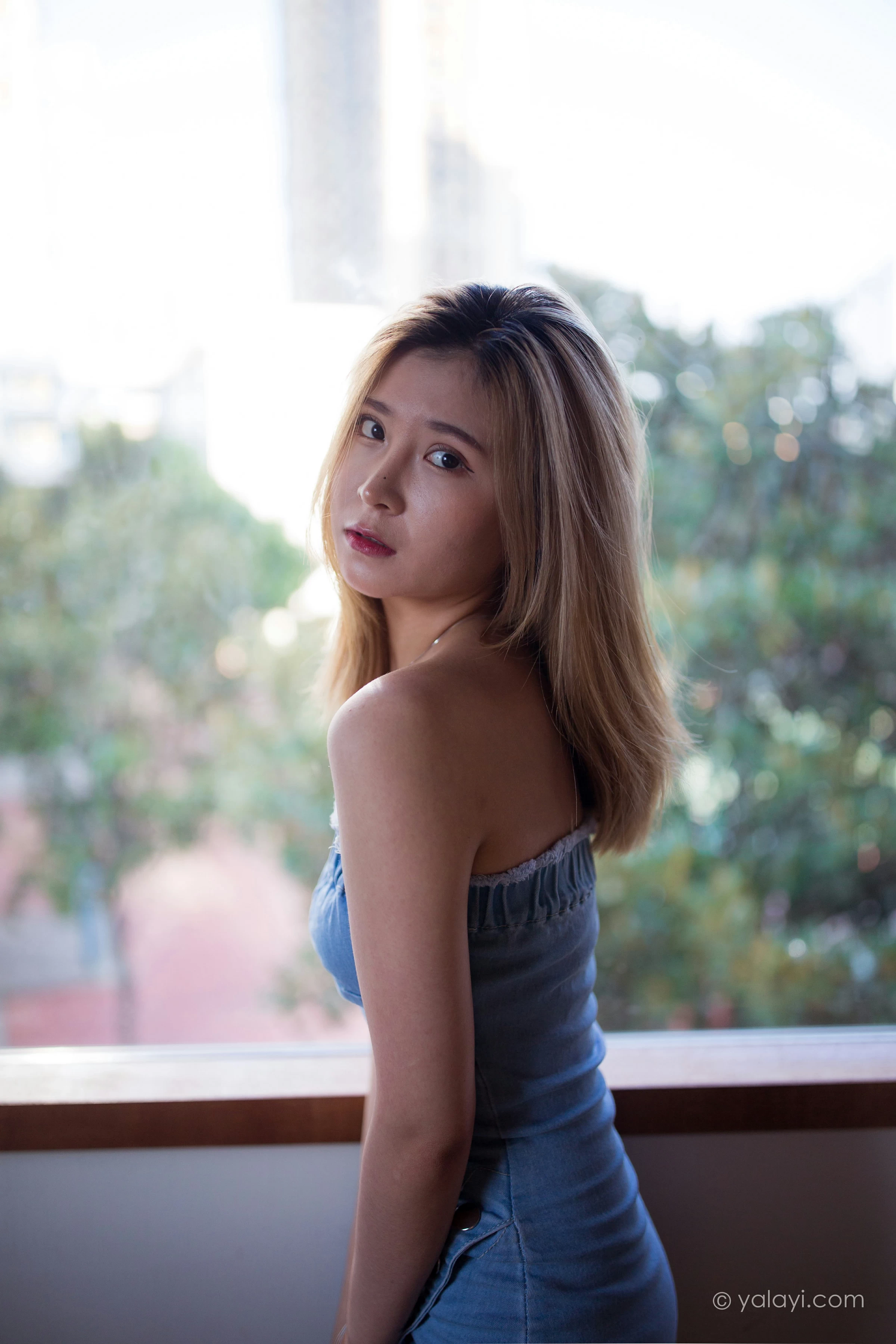 [YALAYI雅拉伊]NO.703 《那时在午后》 梦涵 牛仔抹胸连衣裙居家私房写真集第9张