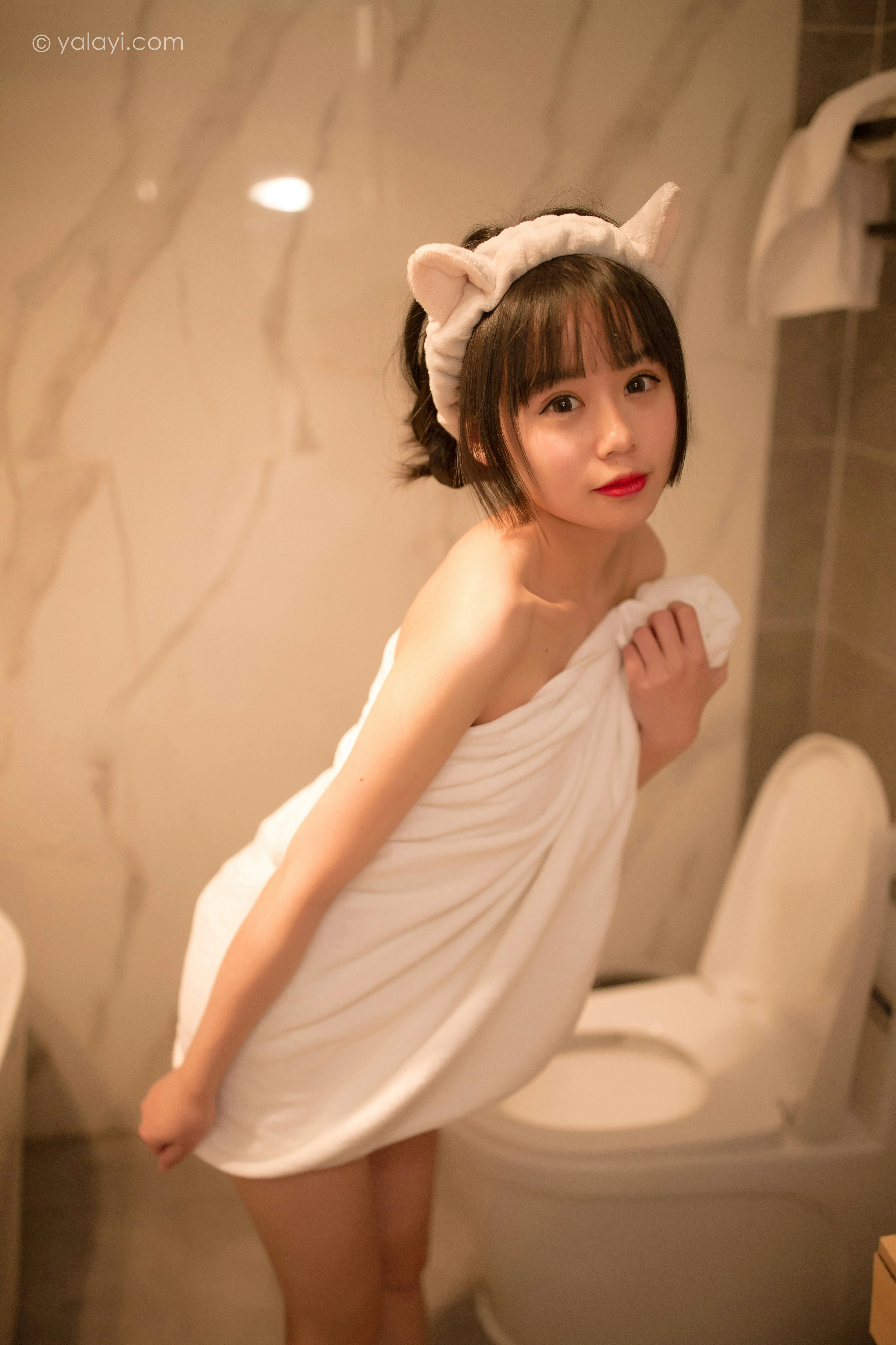 [YALAYI雅拉伊]NO.755 零零后少女 小乖 性感小背心与白色浴袍私房写真集第13张