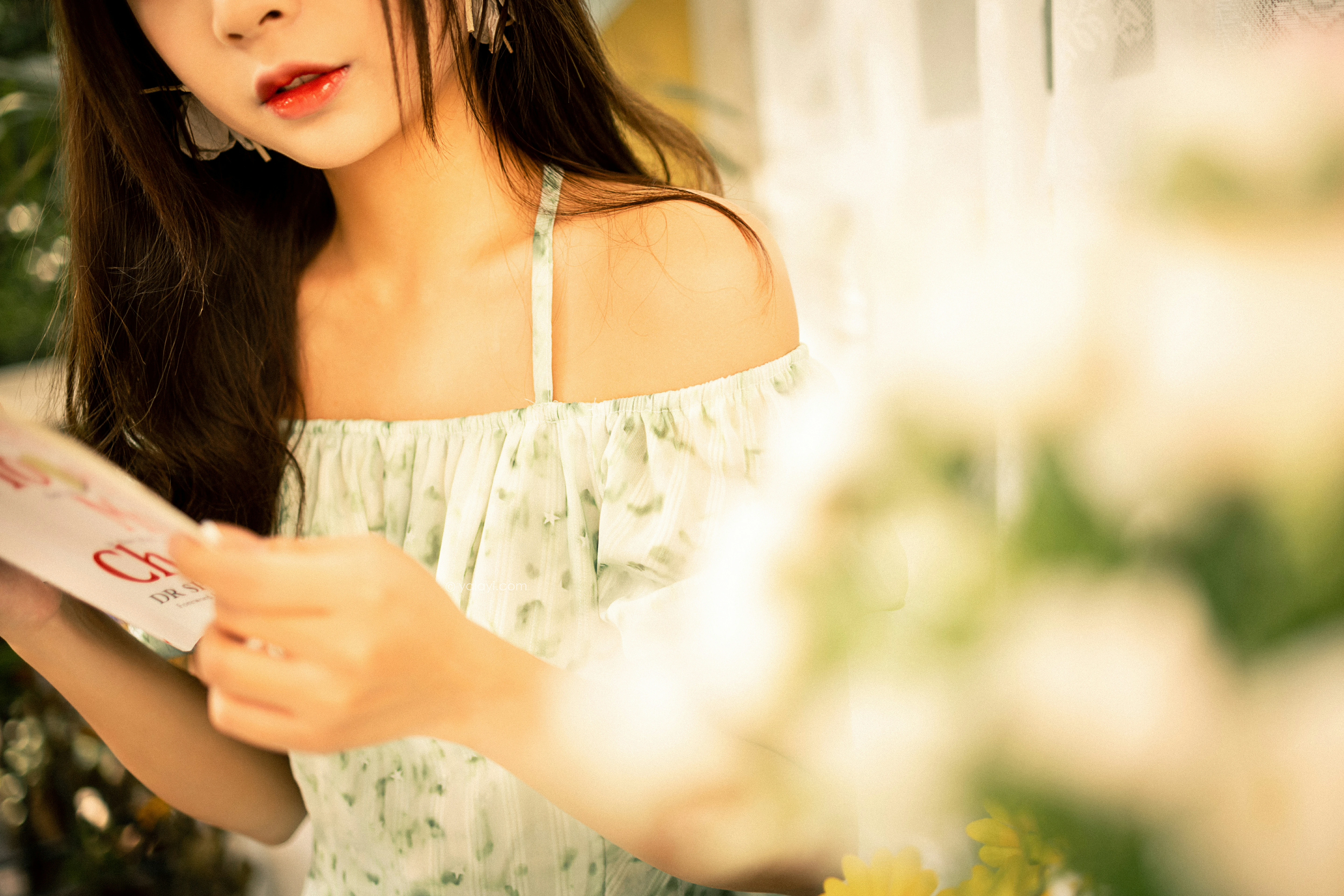 [YALAYI雅拉伊]NO.813 惬意时光 阿禾 白色碎花连衣裙公园写真集第2张