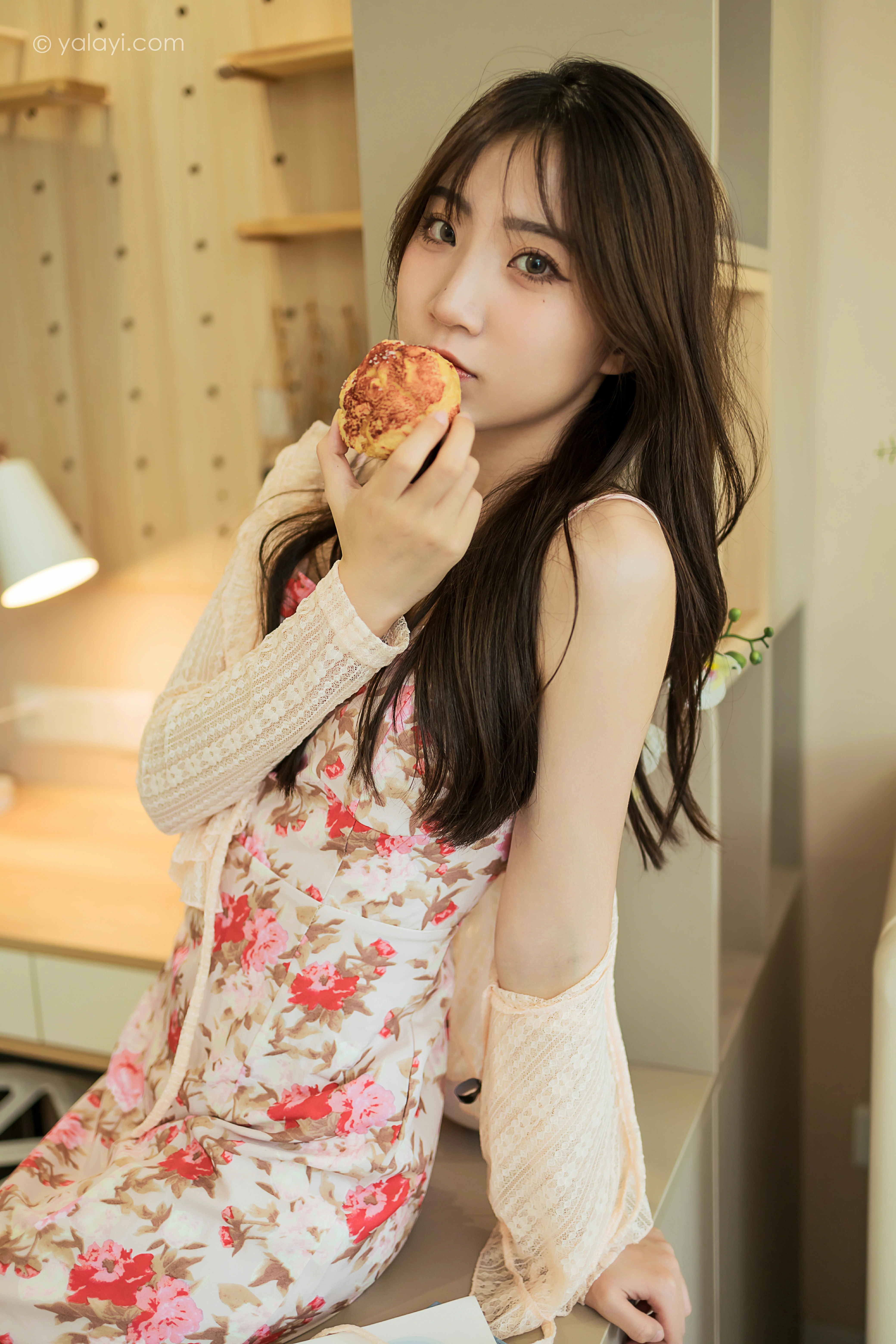 [YALAYI雅拉伊]NO.800 下午茶 小乔 白色镂空外套与粉色吊带连衣裙居家写真集第2张