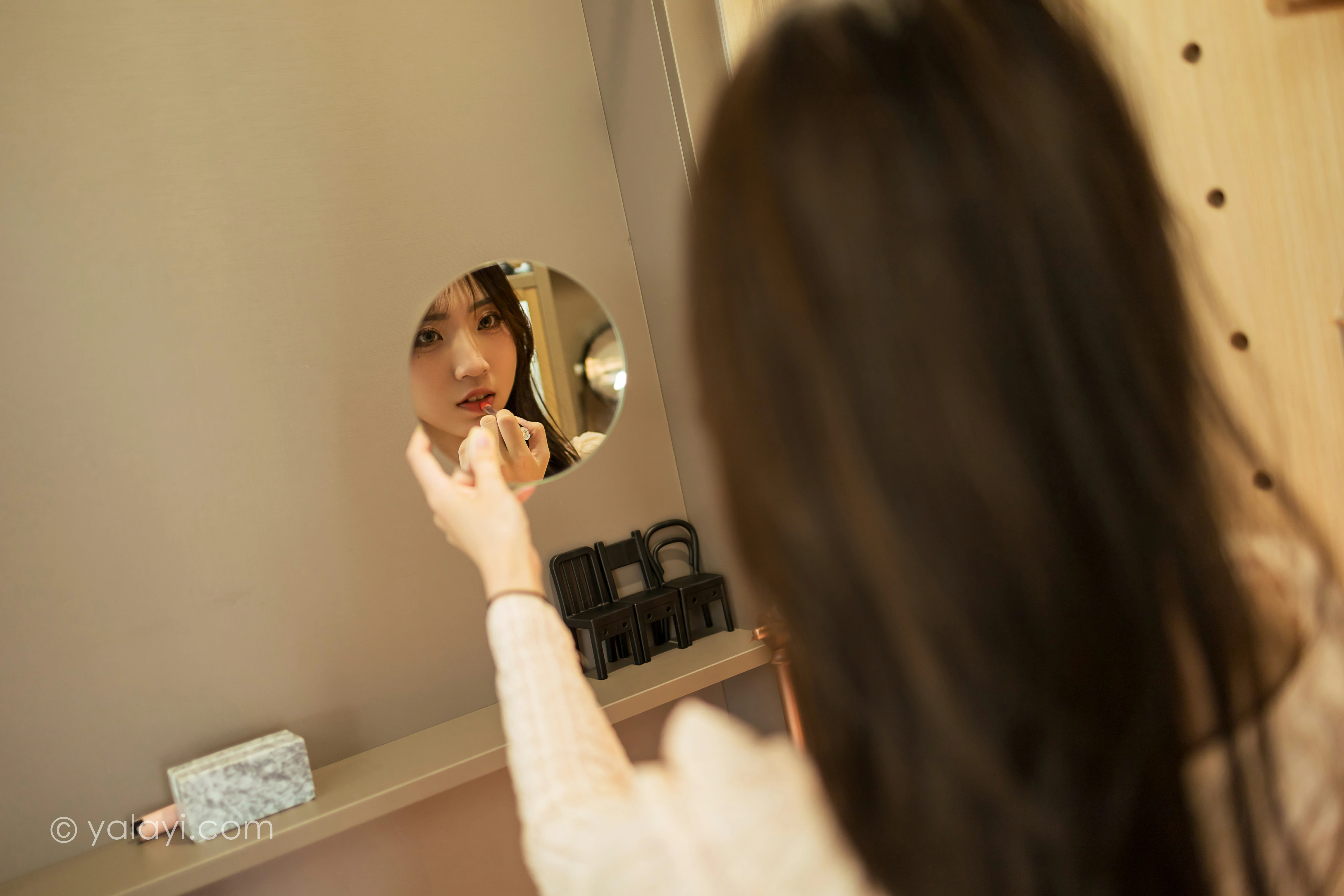 [YALAYI雅拉伊]NO.800 下午茶 小乔 白色镂空外套与粉色吊带连衣裙居家写真集第7张