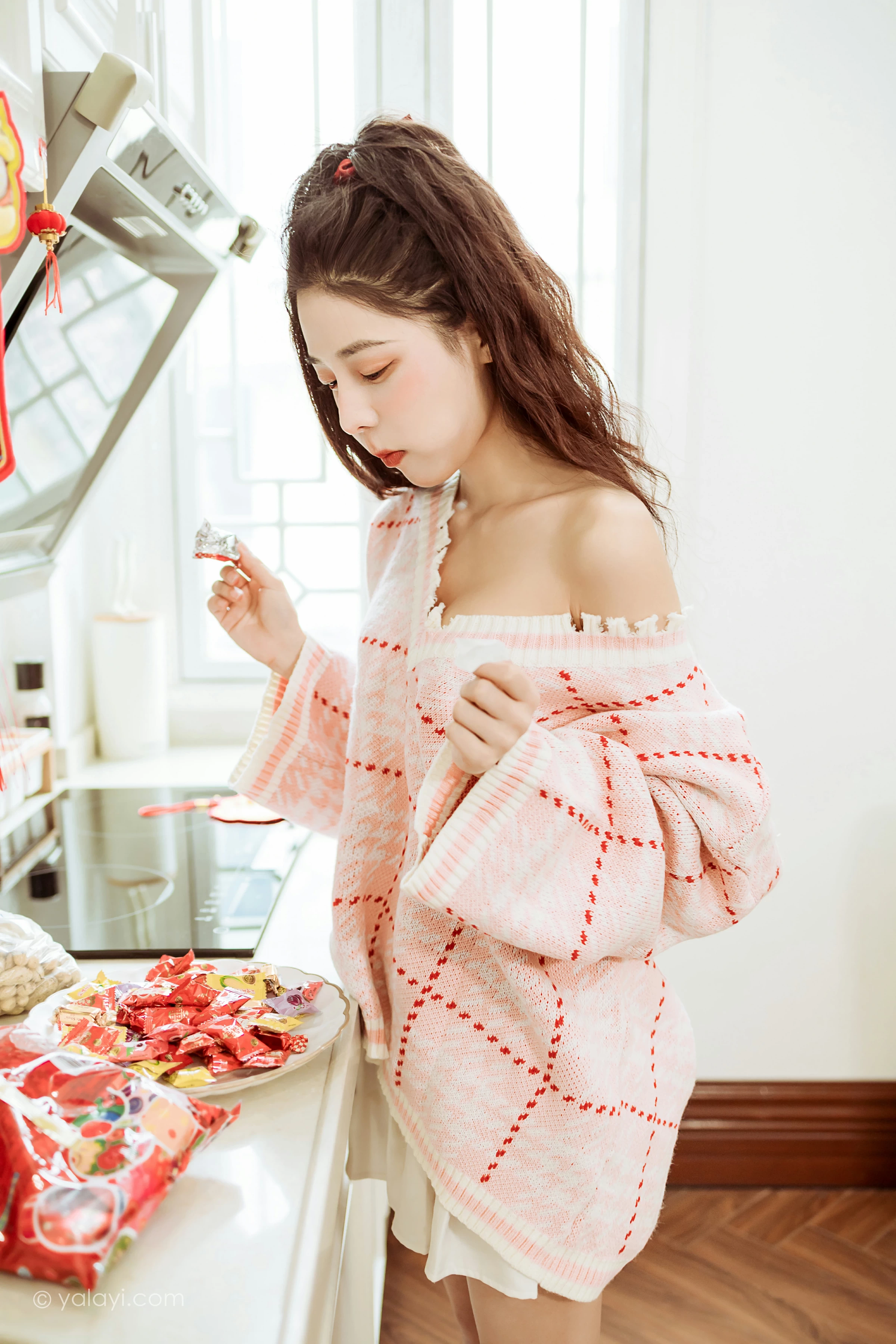 [YALAYI雅拉伊]2022.01.28 新的一年 诗咏 粉色镂空毛衣加白色短裙居家写真集第7张