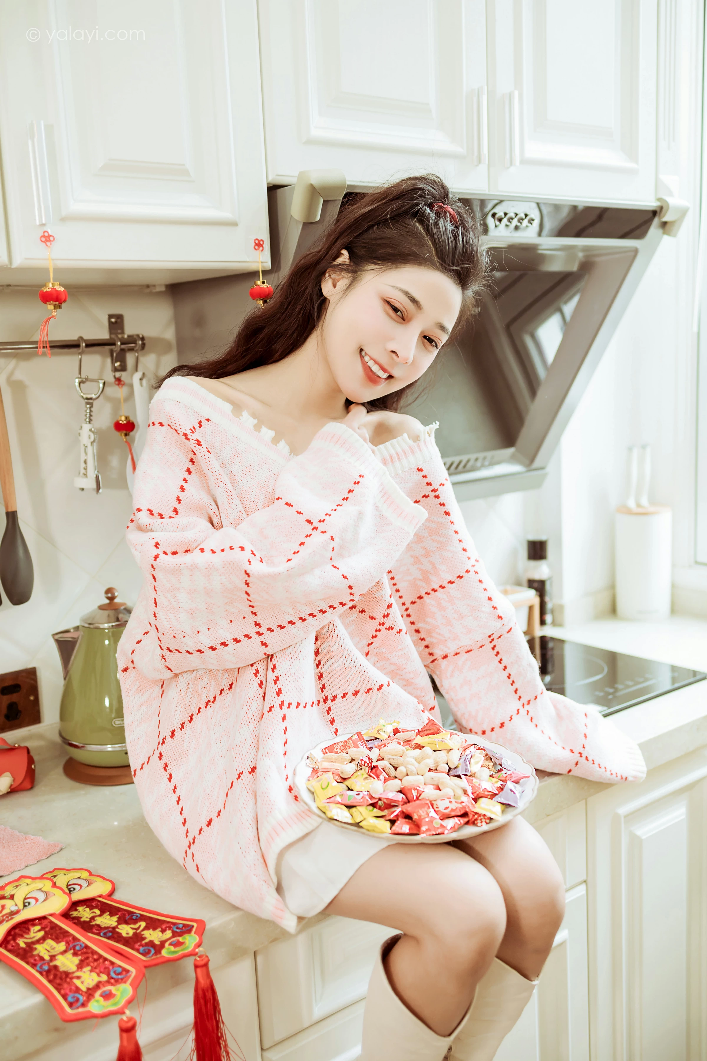 [YALAYI雅拉伊]2022.01.28 新的一年 诗咏 粉色镂空毛衣加白色短裙居家写真集第10张