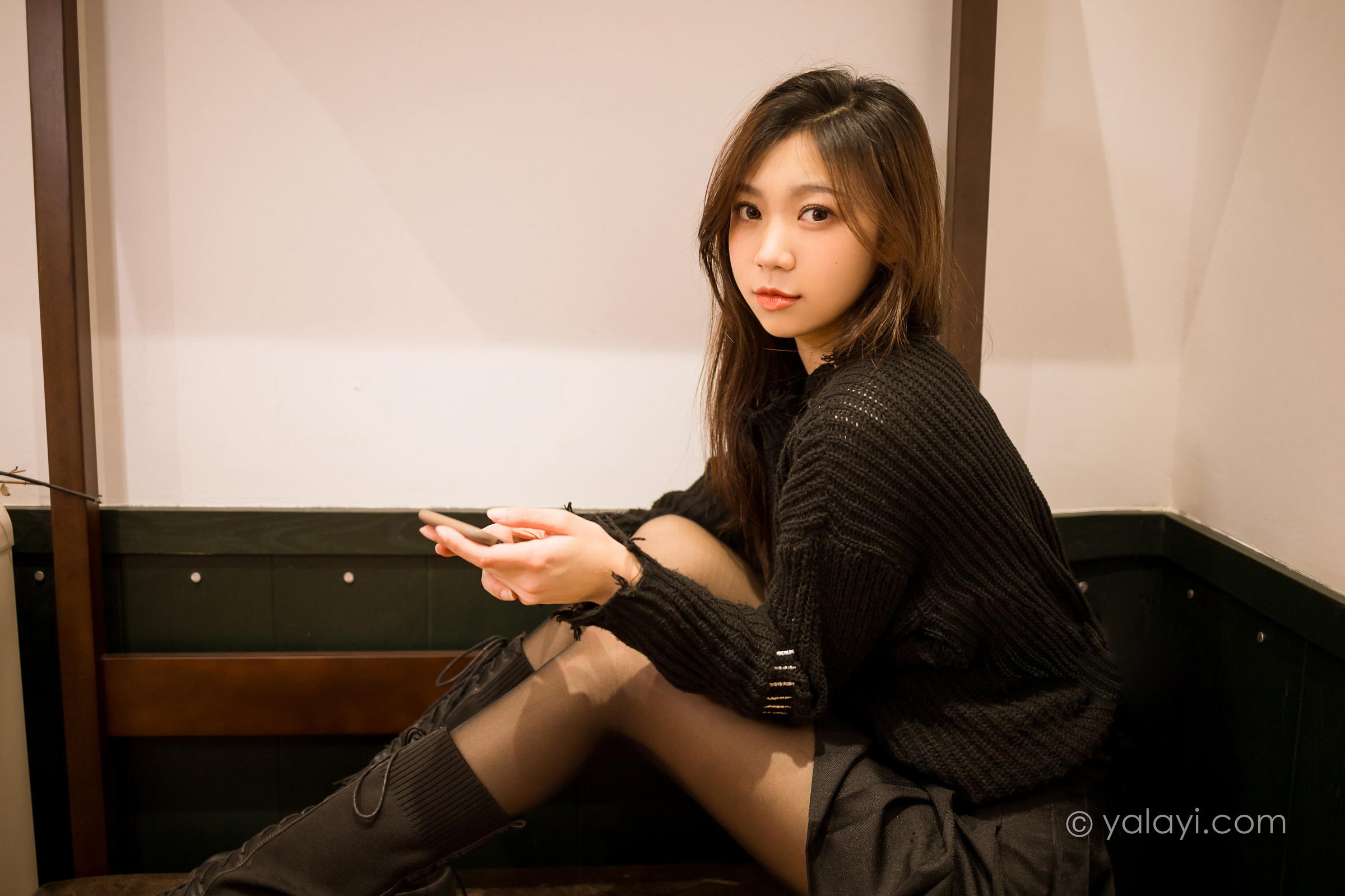 [YALAYI雅拉伊]2022.04.12 成长 梓瑶 黑色毛衣与短裙加黑丝美腿性感私房写真集第7张