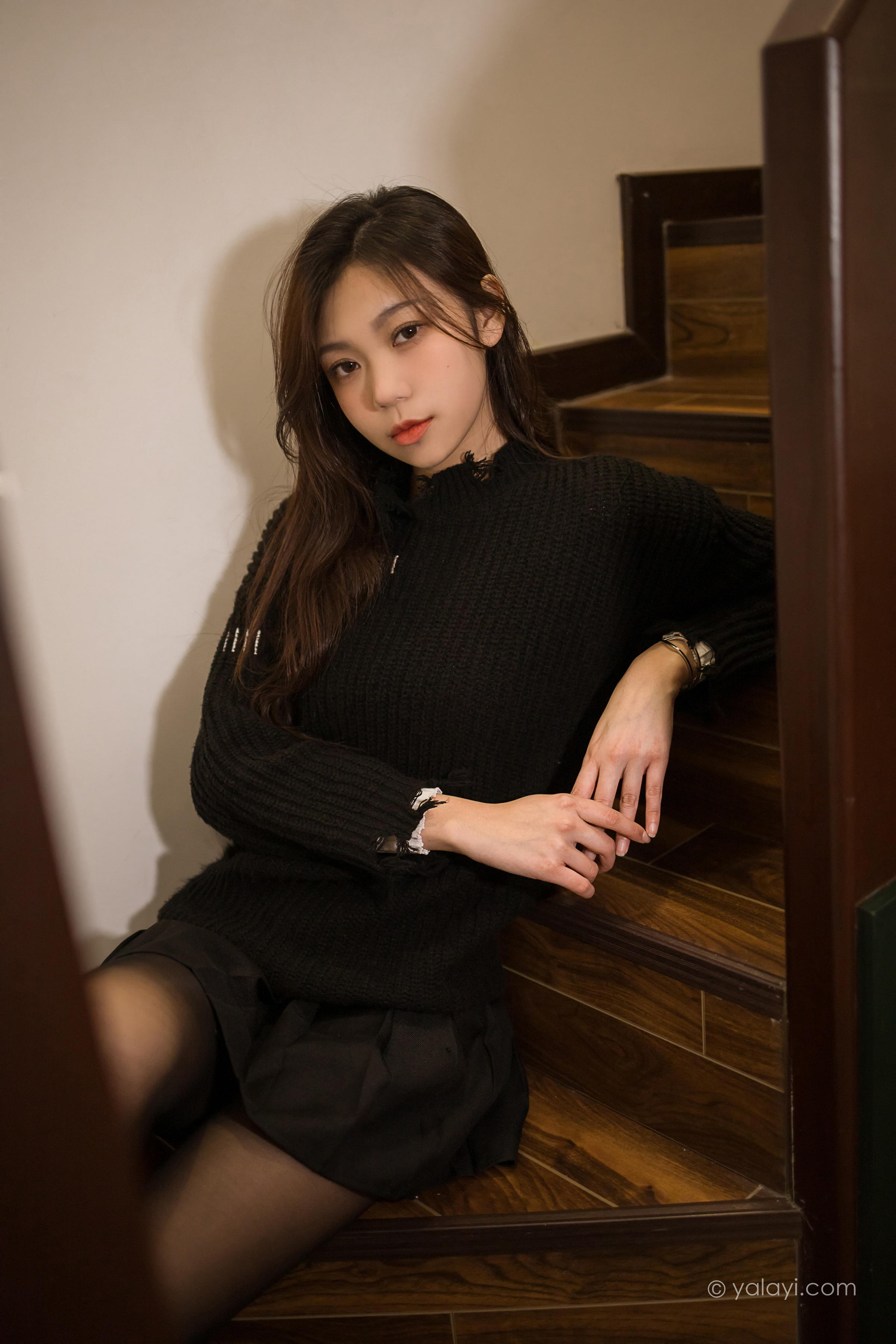 [YALAYI雅拉伊]2022.04.12 成长 梓瑶 黑色毛衣与短裙加黑丝美腿性感私房写真集第11张