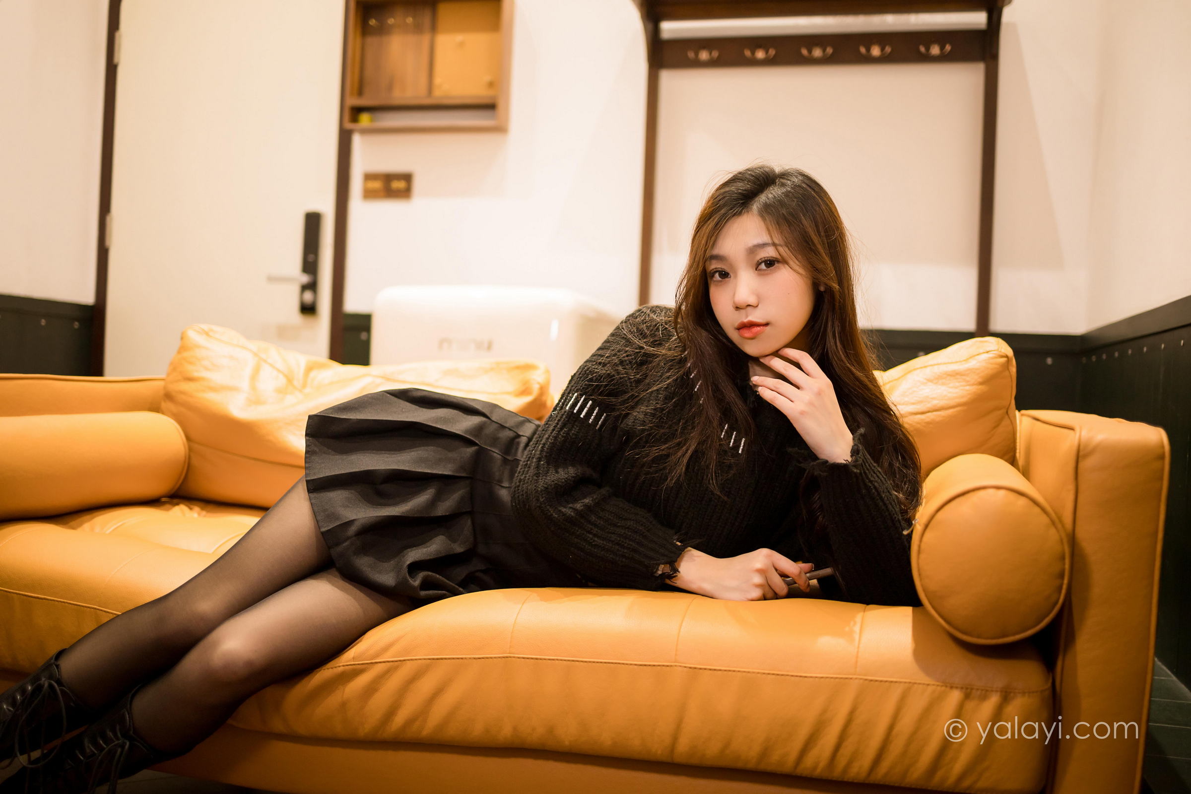 [YALAYI雅拉伊]2022.04.12 成长 梓瑶 黑色毛衣与短裙加黑丝美腿性感私房写真集第5张
