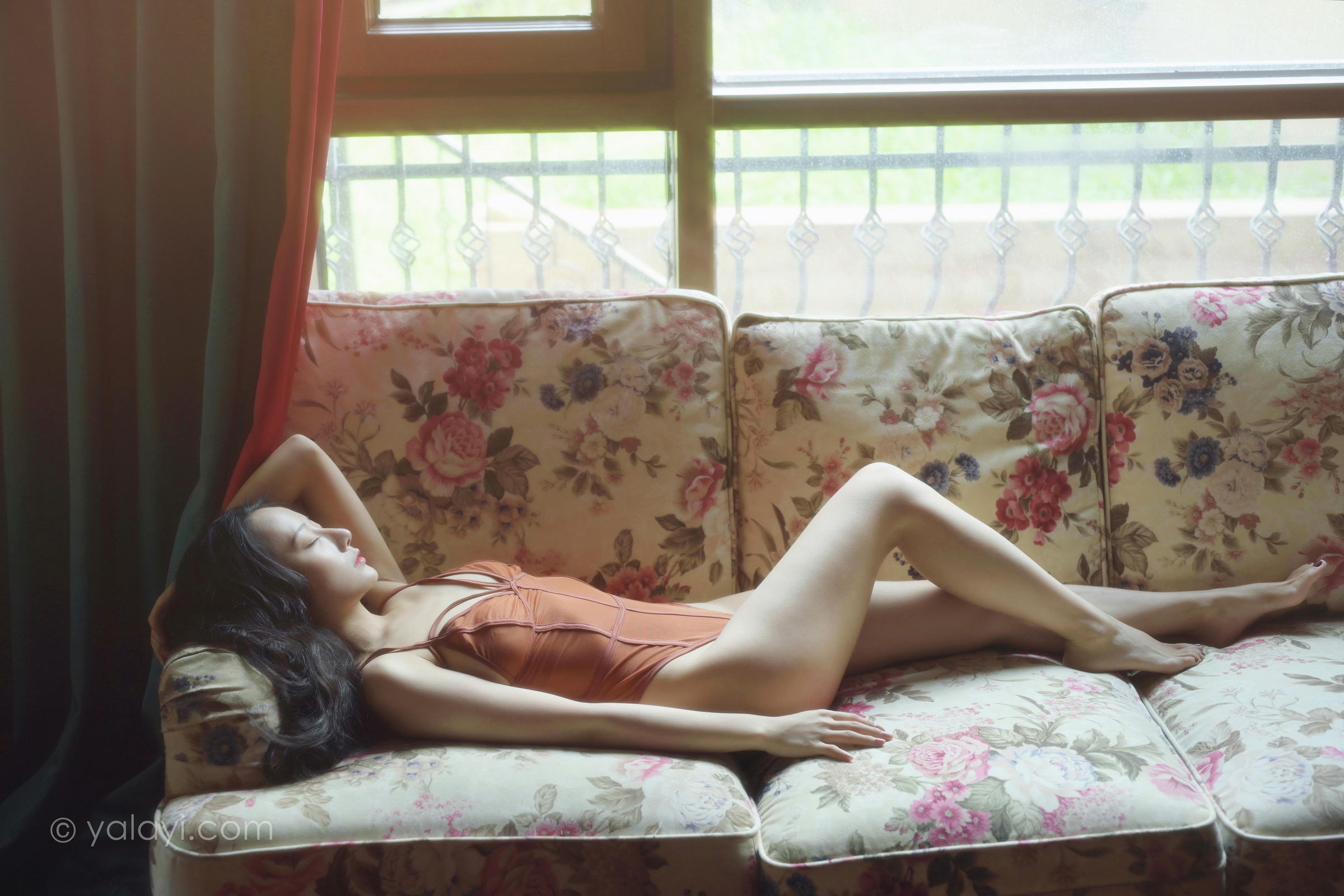 [YALAYI雅拉伊]2022.07.26 忆往昔 何嘉颖 橙色吊带连体内衣性感私房写真集第10张