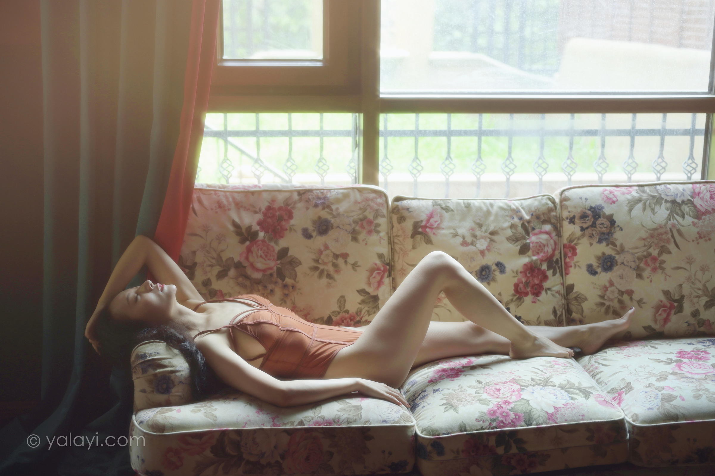 [YALAYI雅拉伊]2022.07.26 忆往昔 何嘉颖 橙色吊带连体内衣性感私房写真集第11张