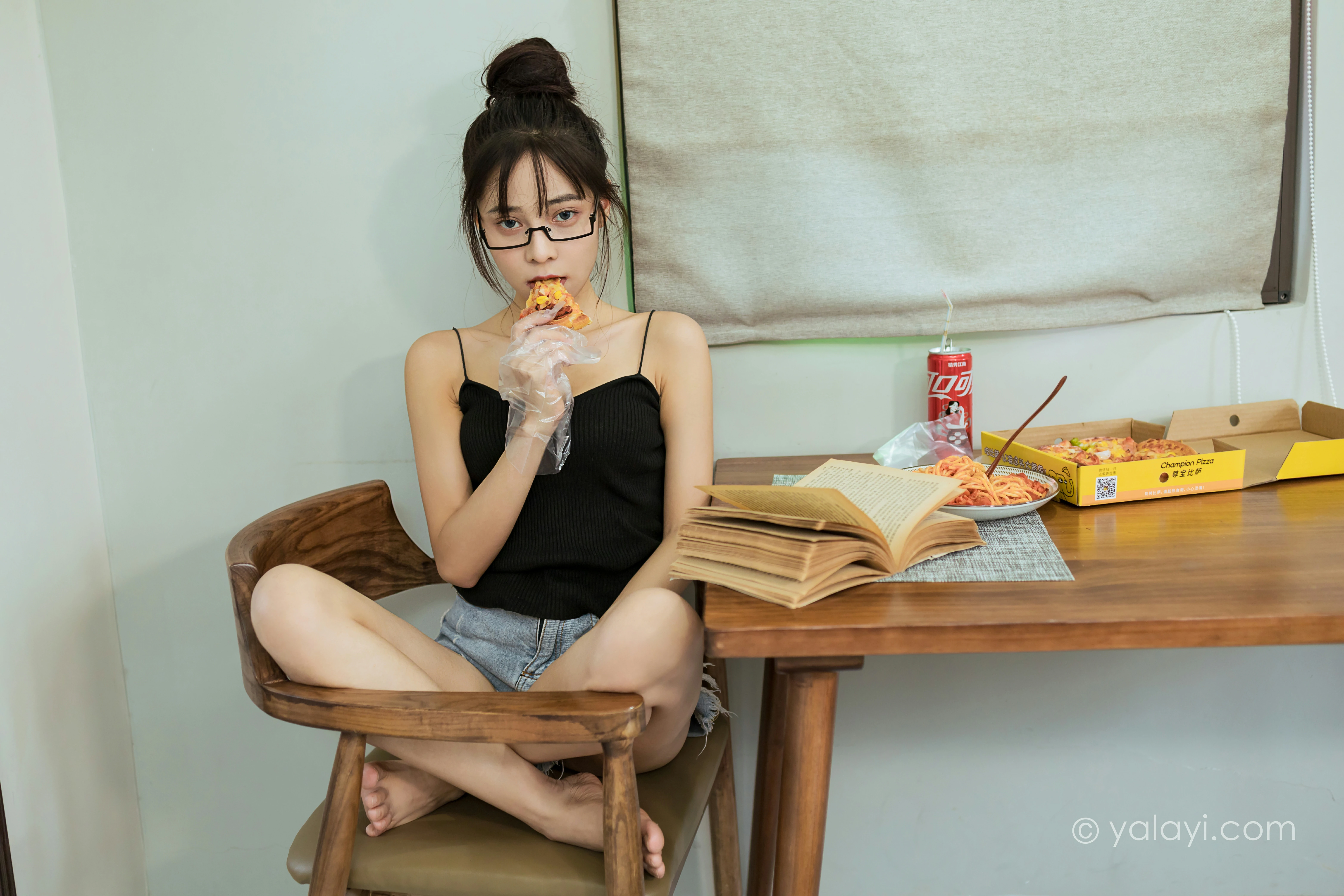 [YALAYI雅拉伊]NO.836 日常 诗咏 黑色性感小背心加牛仔热裤清纯可爱写真集第5张