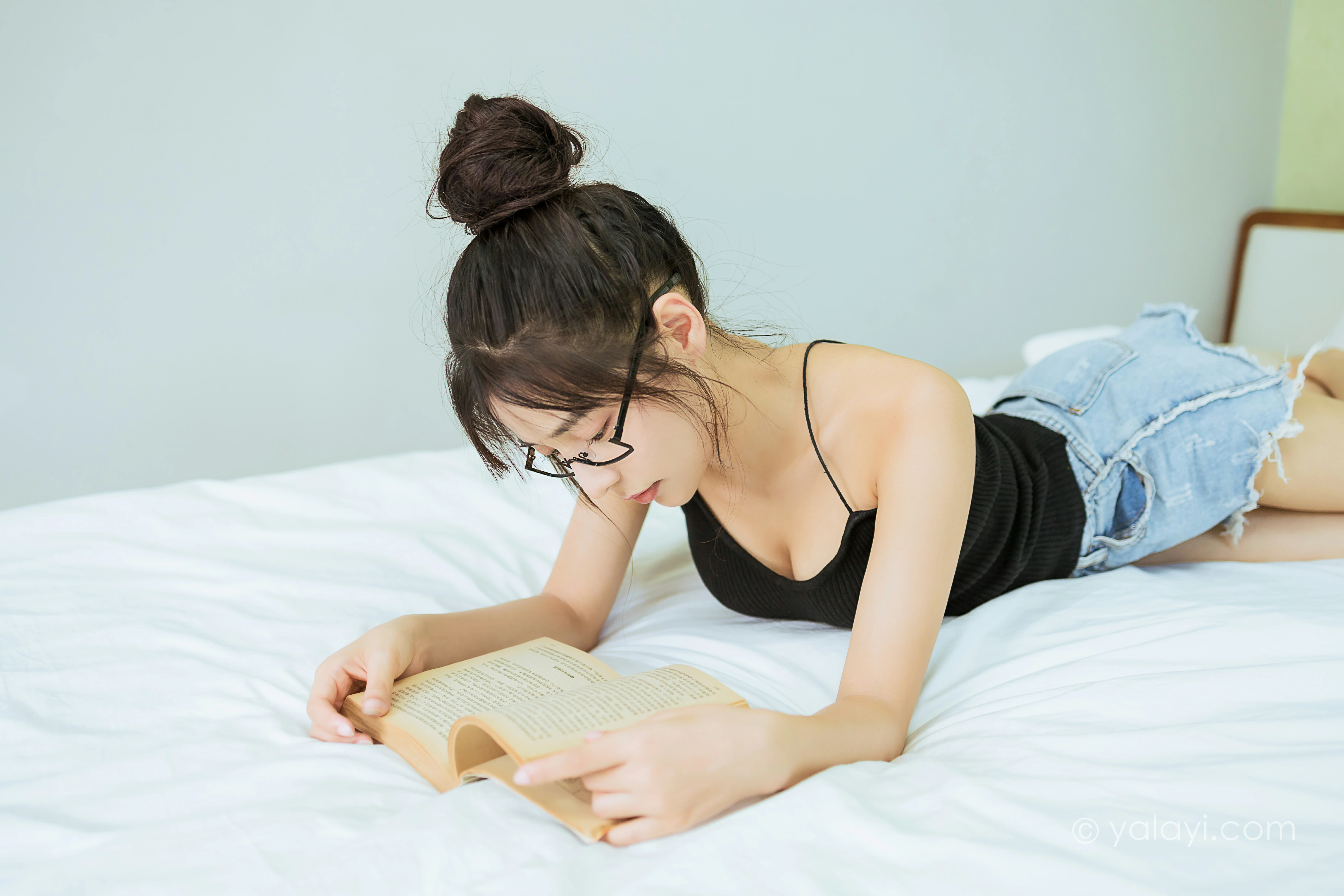 [YALAYI雅拉伊]NO.836 日常 诗咏 黑色性感小背心加牛仔热裤清纯可爱写真集第10张