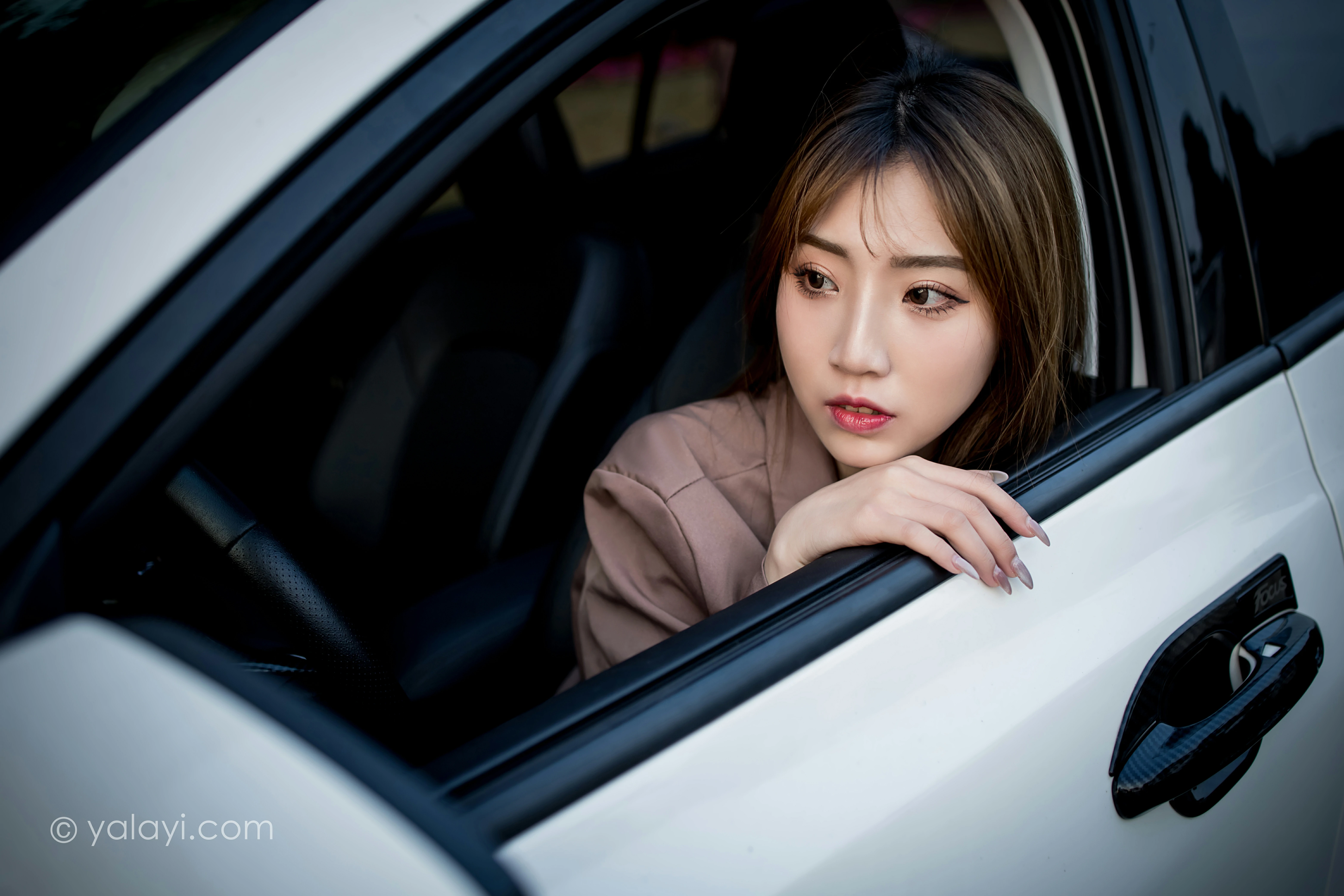 [YALAYI雅拉伊]NO.773 驶出伤城 小乔 粉色连身风衣加黑色情趣渔网袜性感写真集第3张