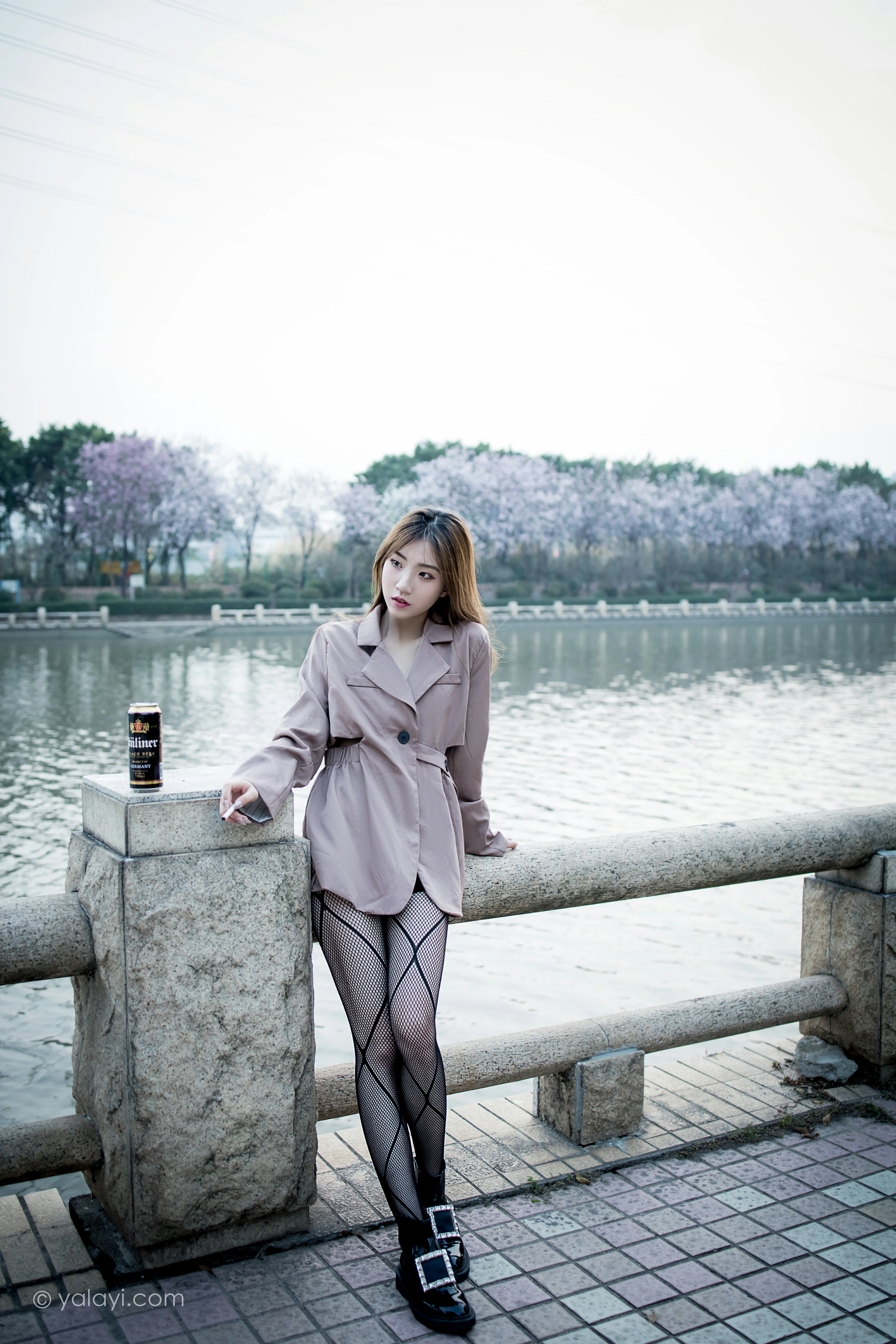 [YALAYI雅拉伊]NO.773 驶出伤城 小乔 粉色连身风衣加黑色情趣渔网袜性感写真集第8张