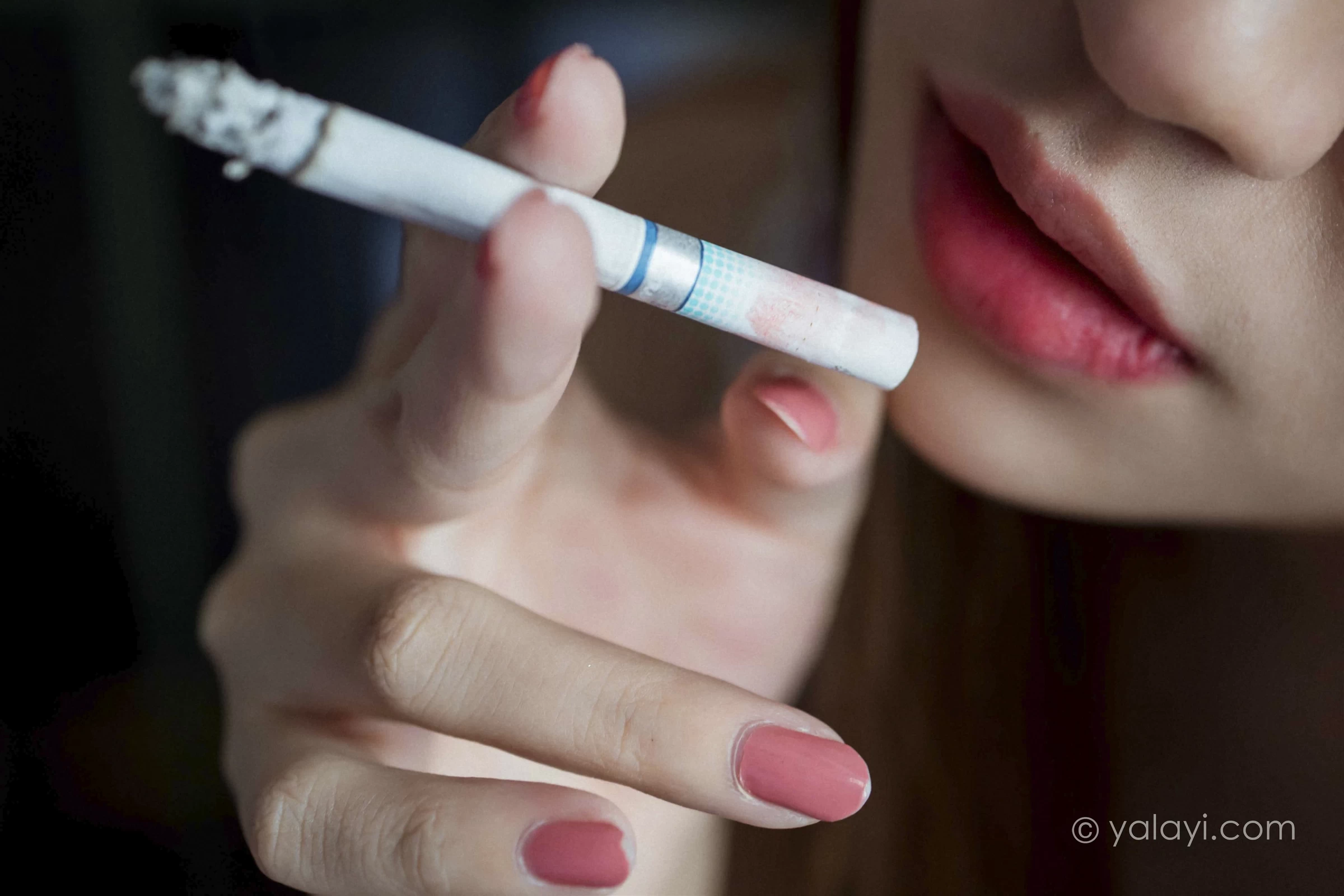 [YALAYI雅拉伊]NO.742 《失恋后》 虞艺 粉色性感小背心加牛仔短裙私房写真集第4张