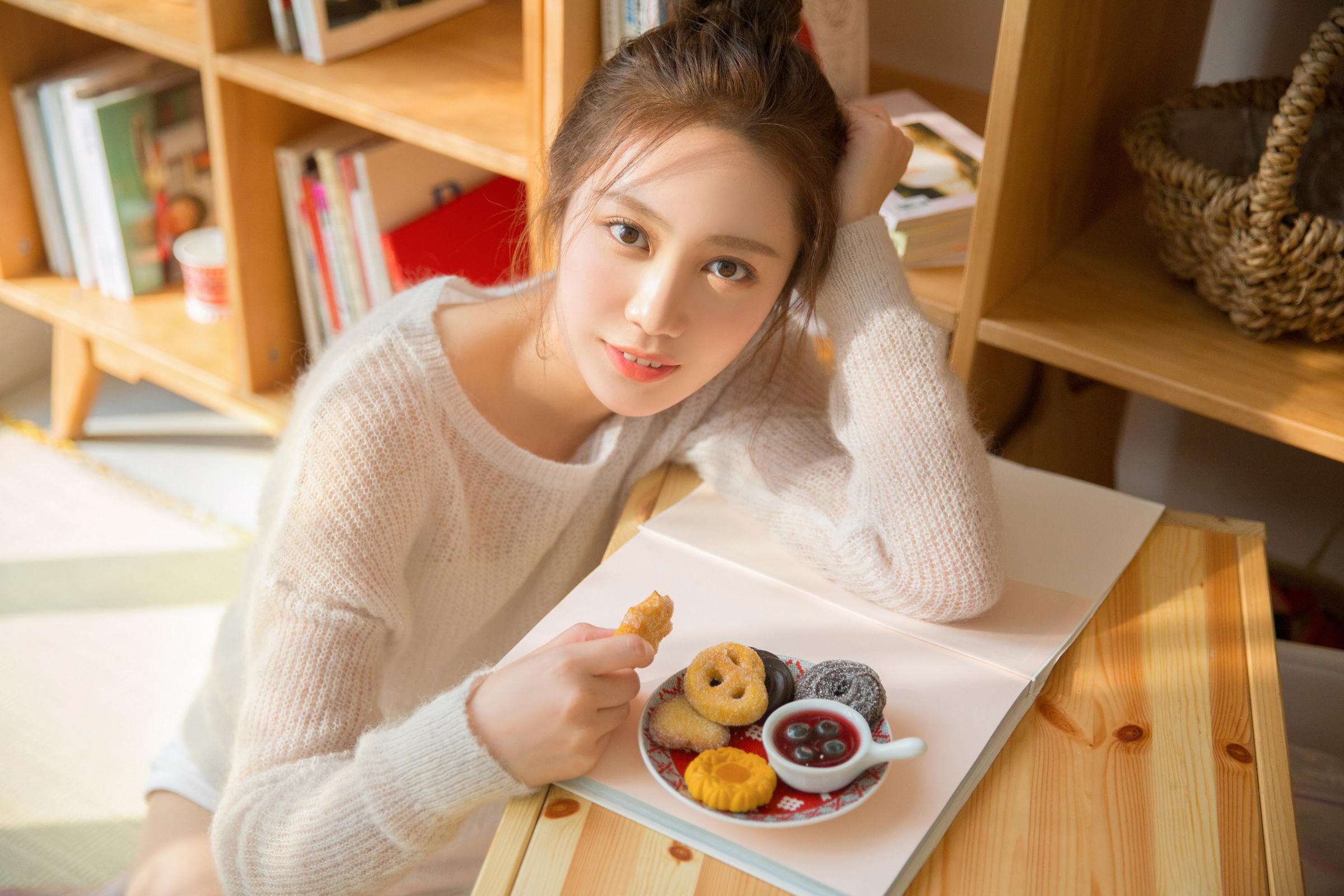 [YALAYI雅拉伊]2022.04.27 甜酷女生 粉色吊带连衣裙与白色和服清纯写真集第7张