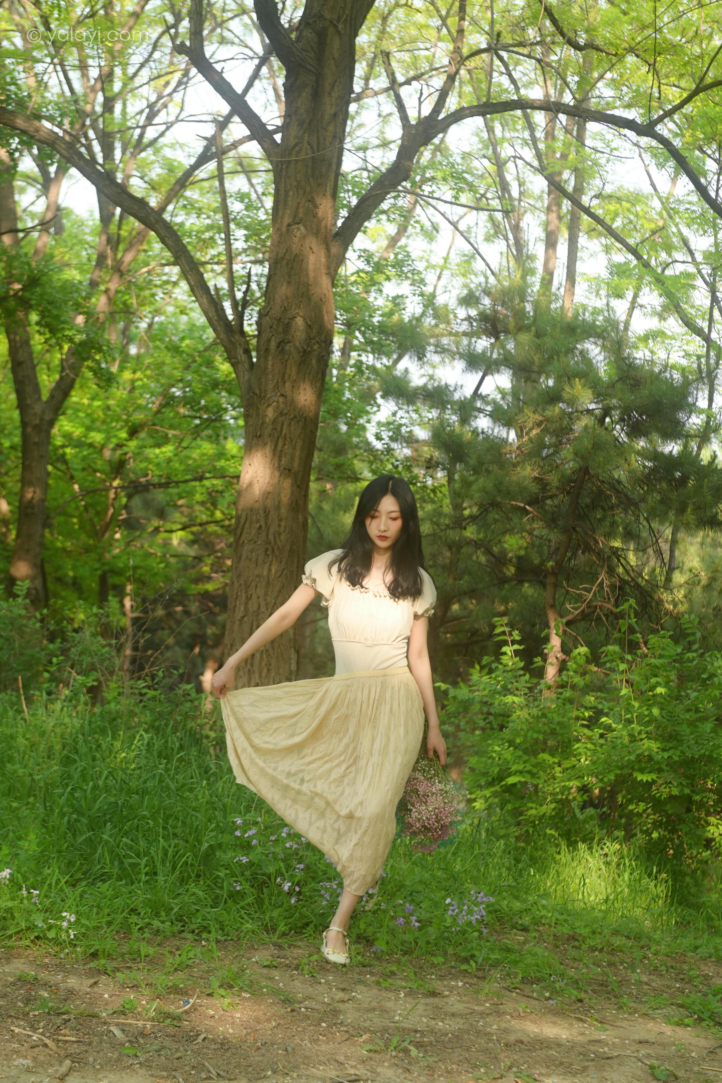 [YALAYI雅拉伊]2022.06.15 气息 佳佳 白色裸背短袖加黄色长裙清纯写真集第11张