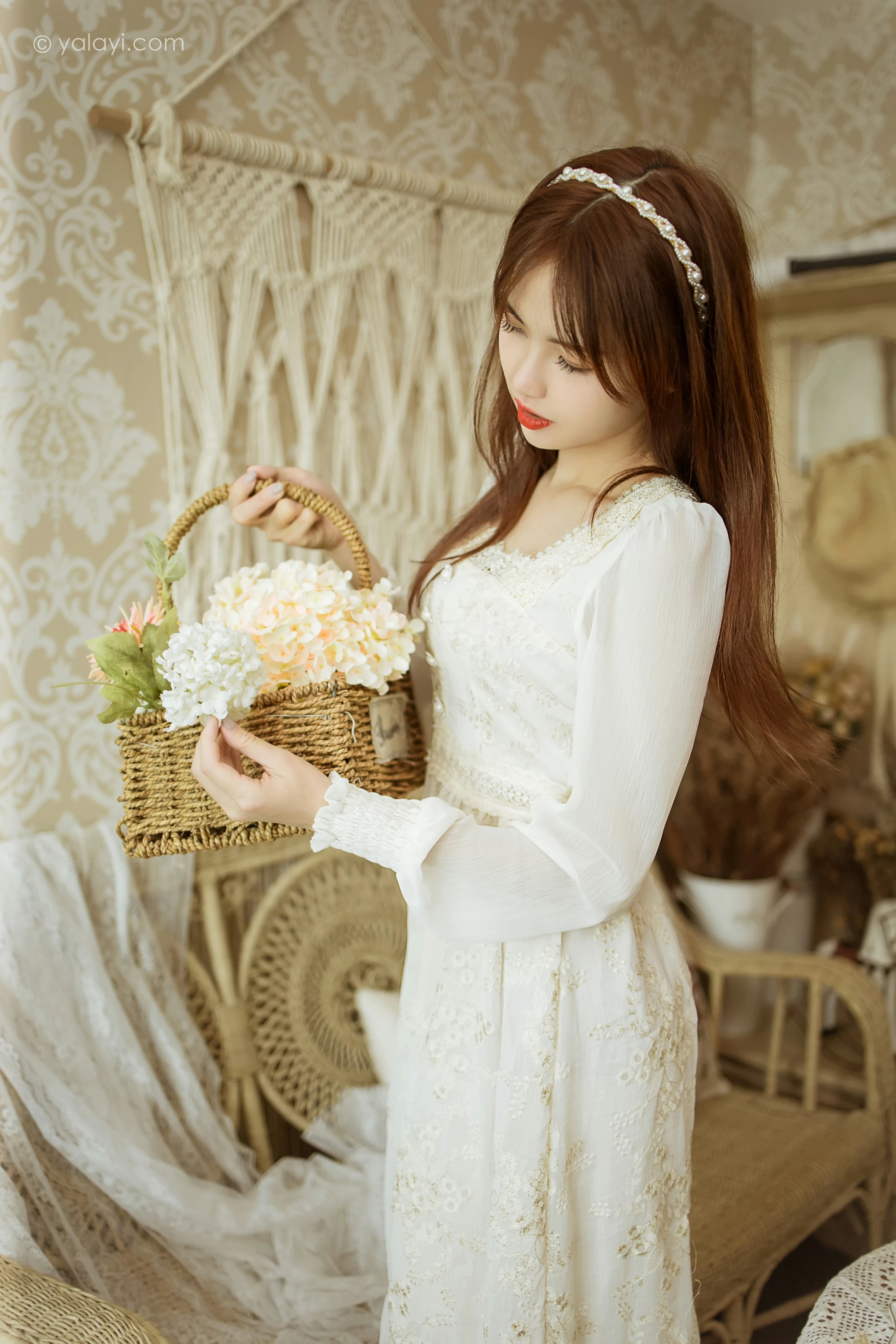 [YALAYI雅拉伊]2021.11.29 花白裙 茹莎 白色休闲蕾丝连衣裙居家性感写真集第5张