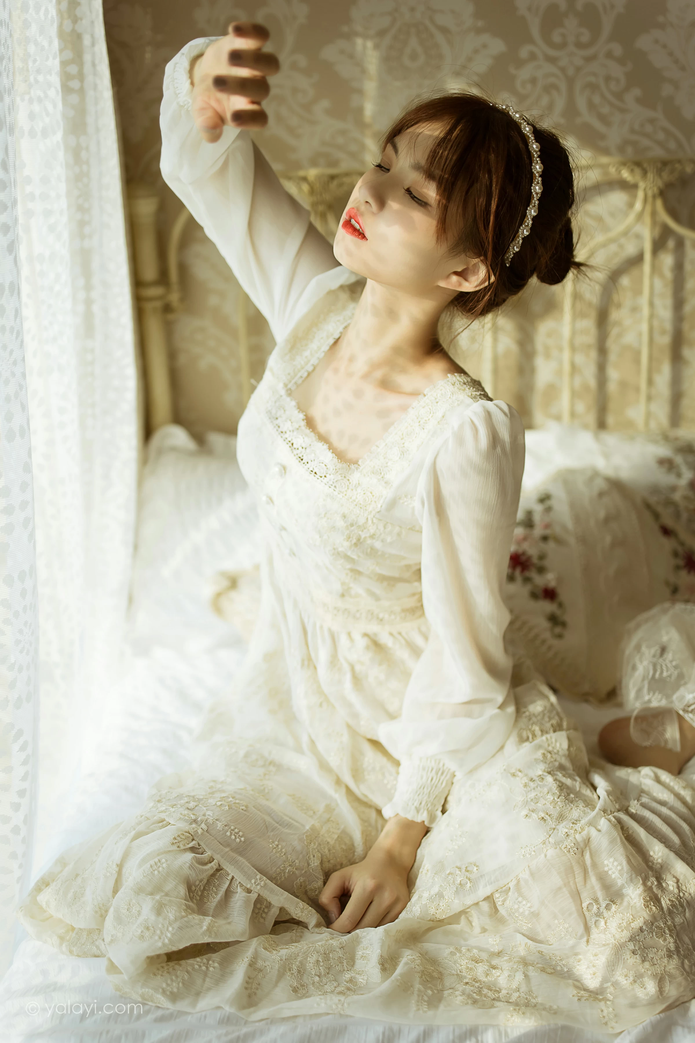 [YALAYI雅拉伊]2021.11.29 花白裙 茹莎 白色休闲蕾丝连衣裙居家性感写真集第10张