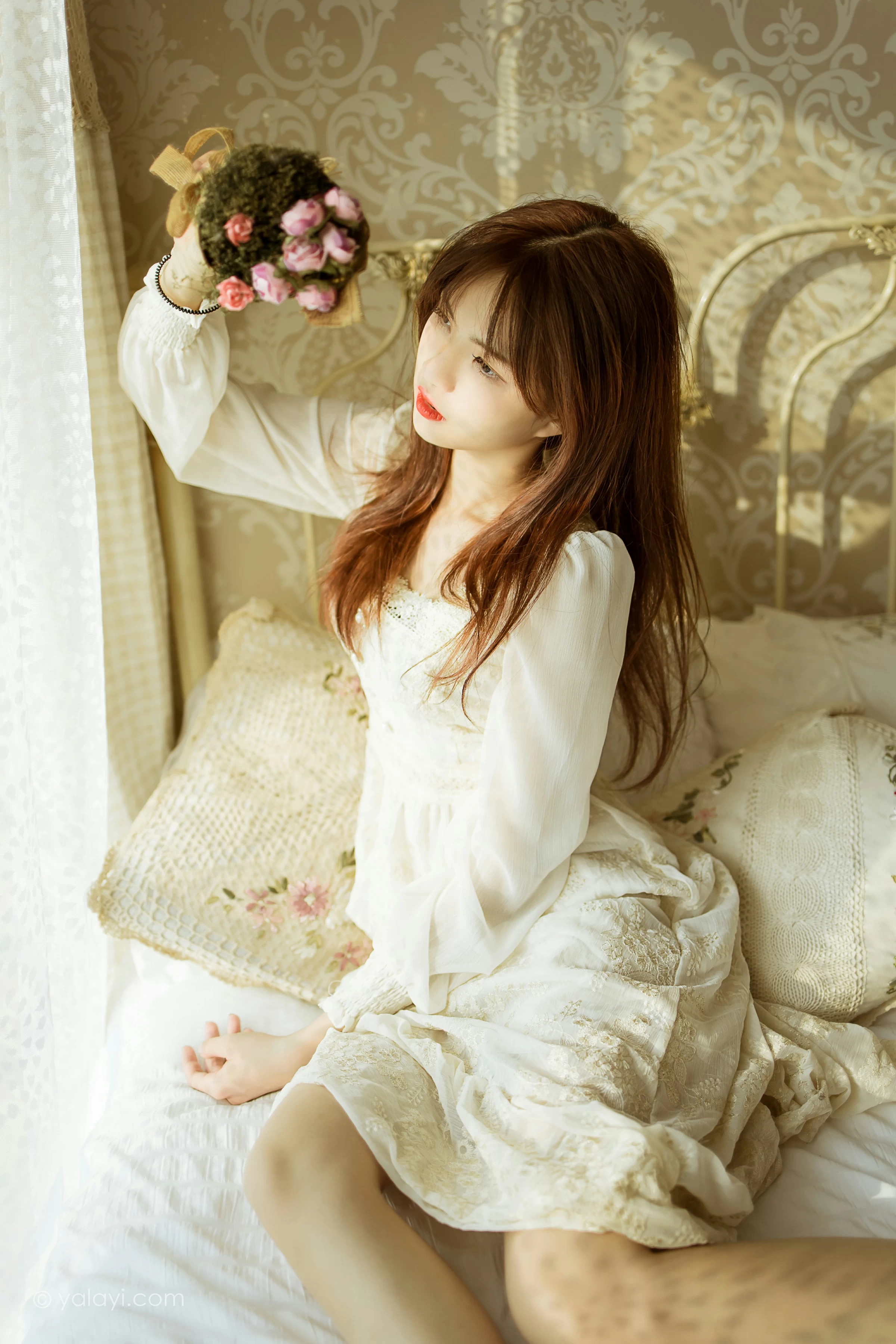 [YALAYI雅拉伊]2021.11.29 花白裙 茹莎 白色休闲蕾丝连衣裙居家性感写真集第13张