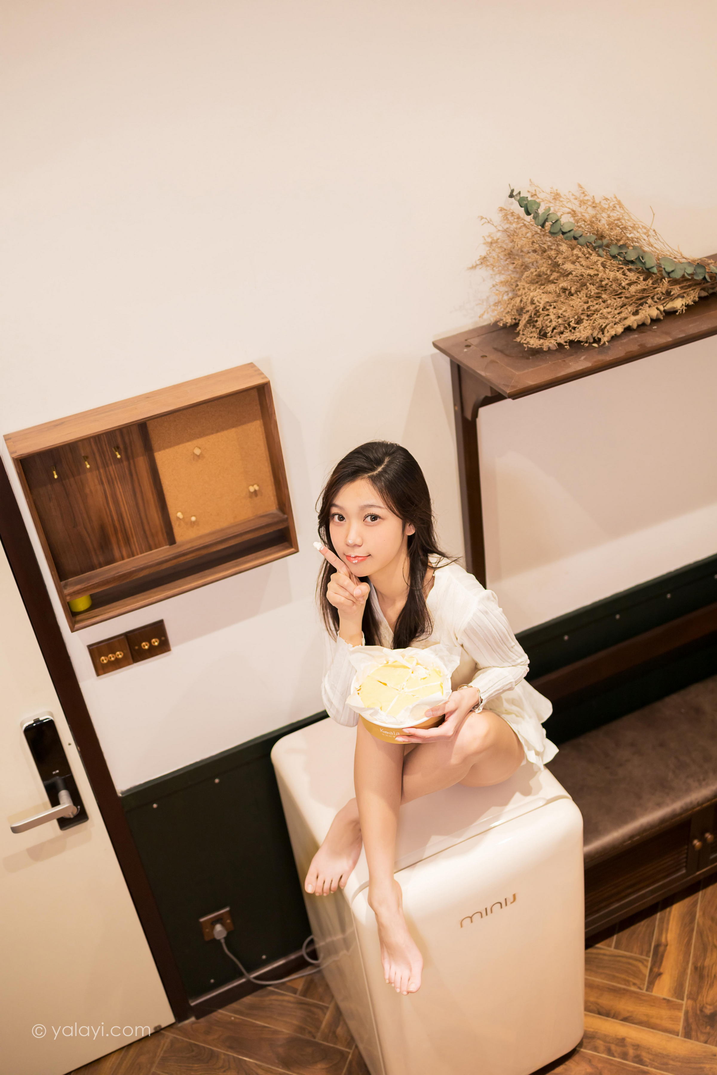 [YALAYI雅拉伊]2022.04.29 太幸运 梓瑶 白色蕾丝衬衫加白色超短裙性感写真集第13张