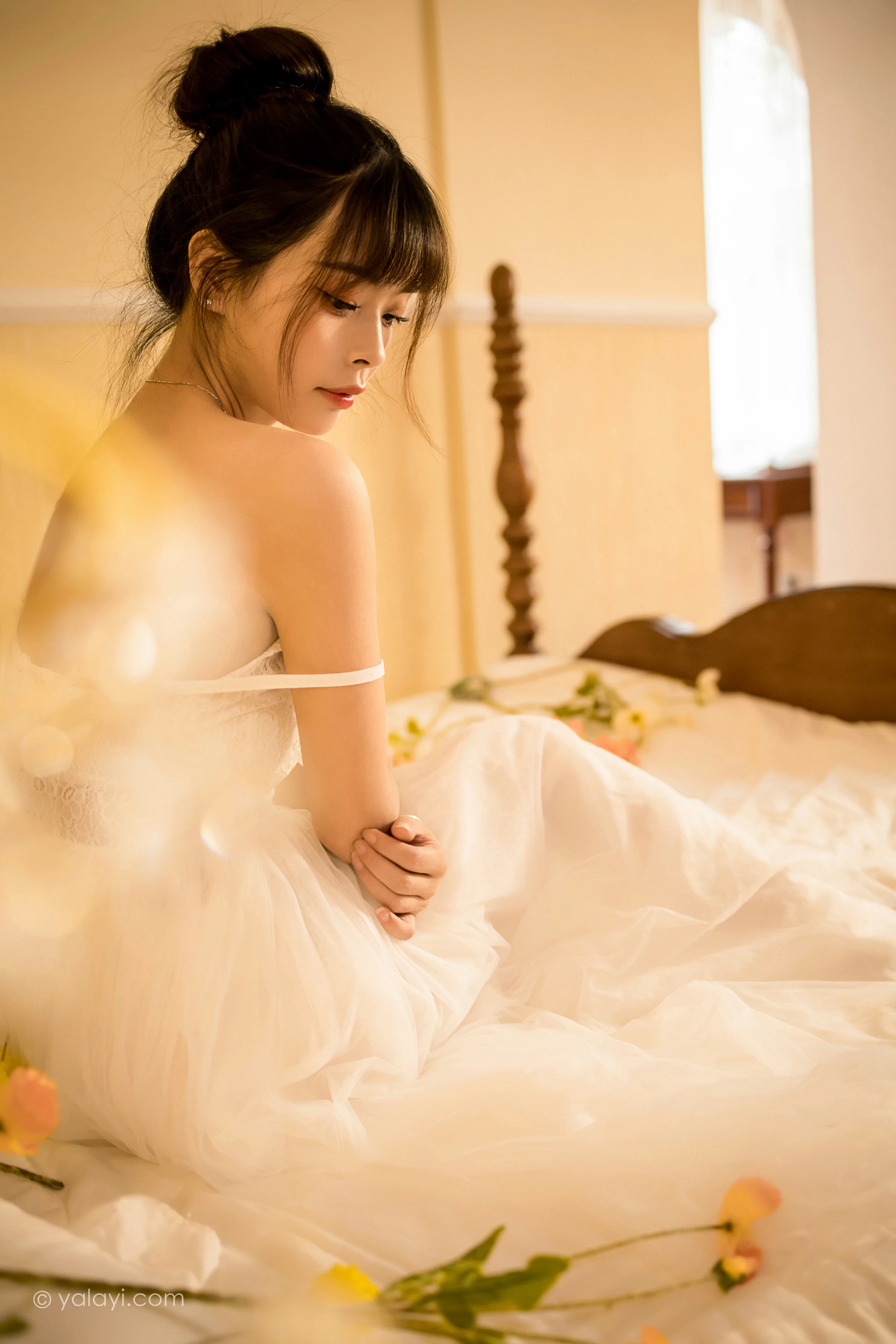 [YALAYI雅拉伊]2021.12.28 芭蕾公主 程小蝶 白色吊带镂空连衣裙与蕾丝丝袜性感写真集第5张