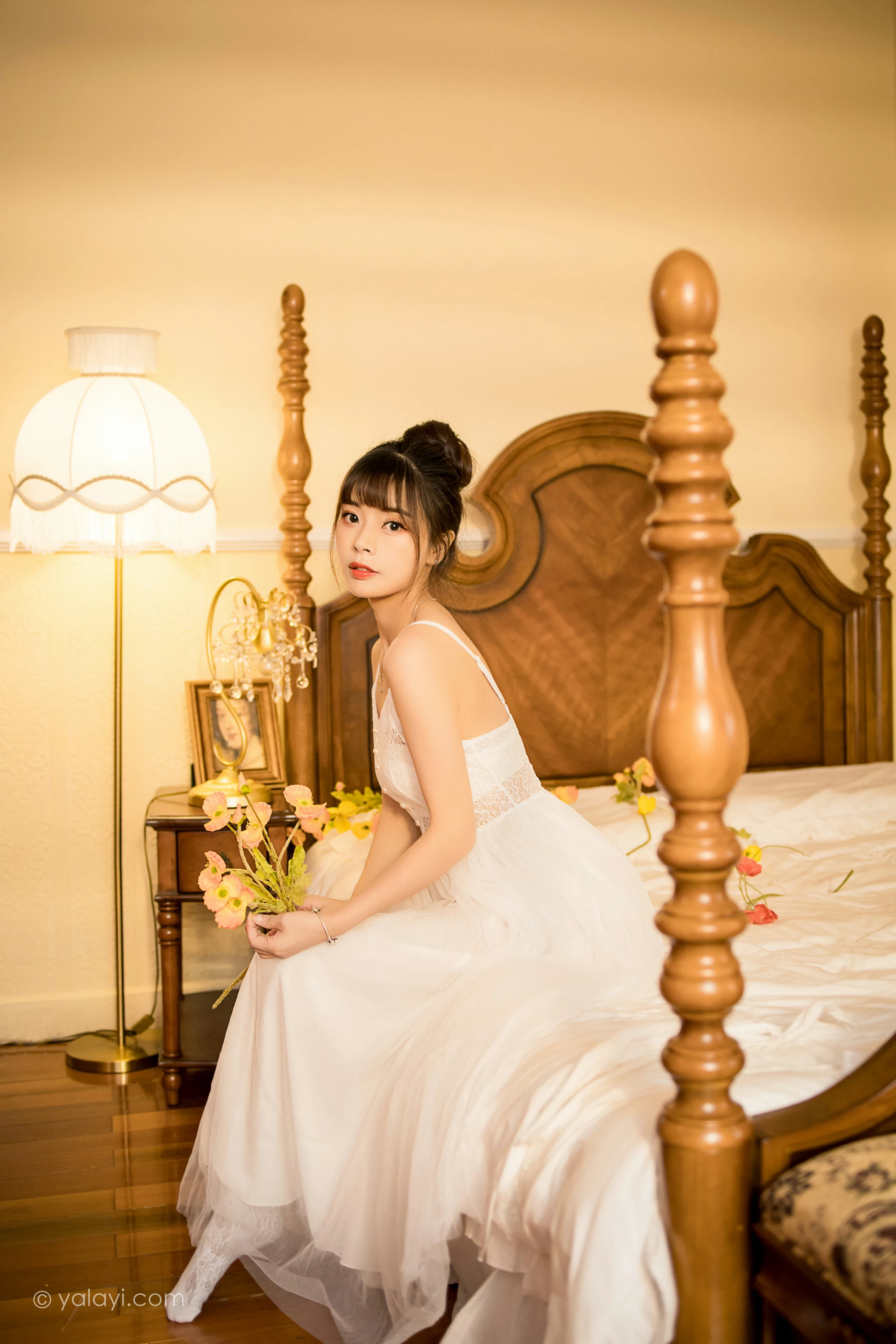 [YALAYI雅拉伊]2021.12.28 芭蕾公主 程小蝶 白色吊带镂空连衣裙与蕾丝丝袜性感写真集第7张