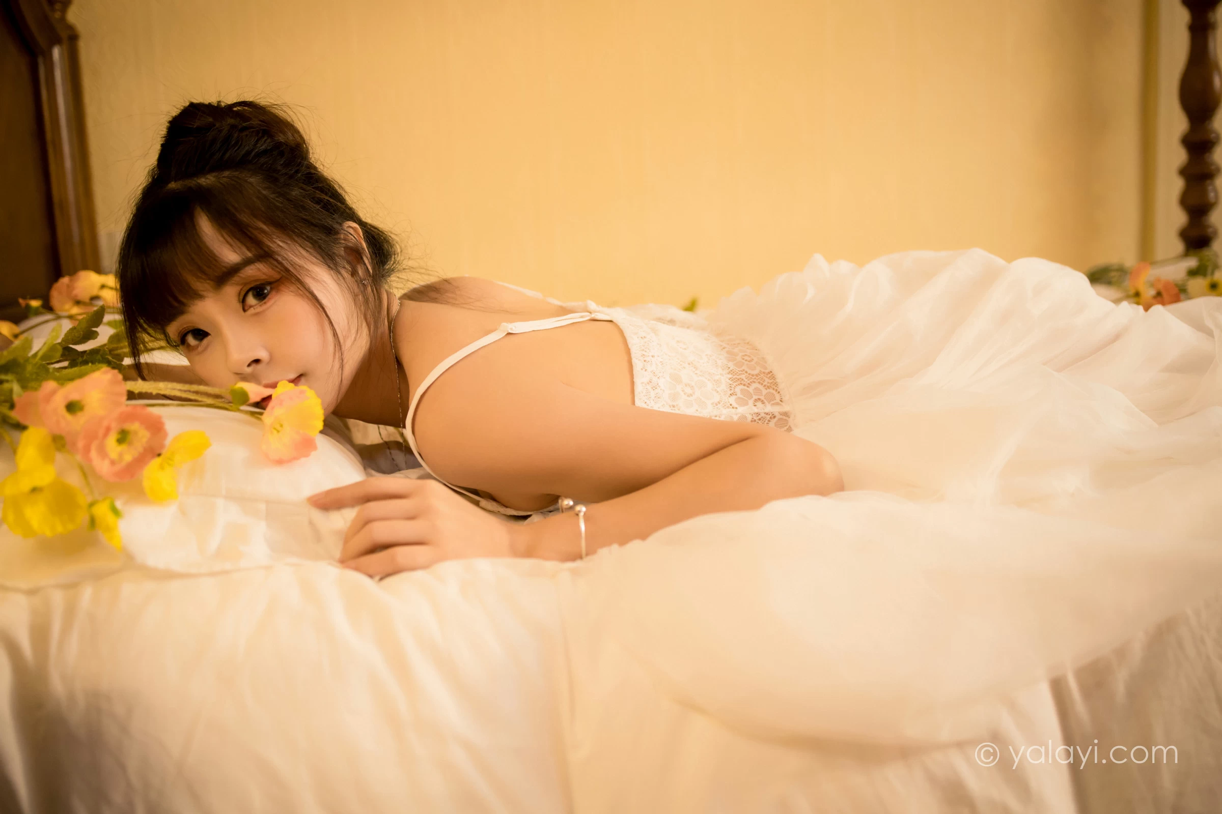 [YALAYI雅拉伊]2021.12.28 芭蕾公主 程小蝶 白色吊带镂空连衣裙与蕾丝丝袜性感写真集第7张