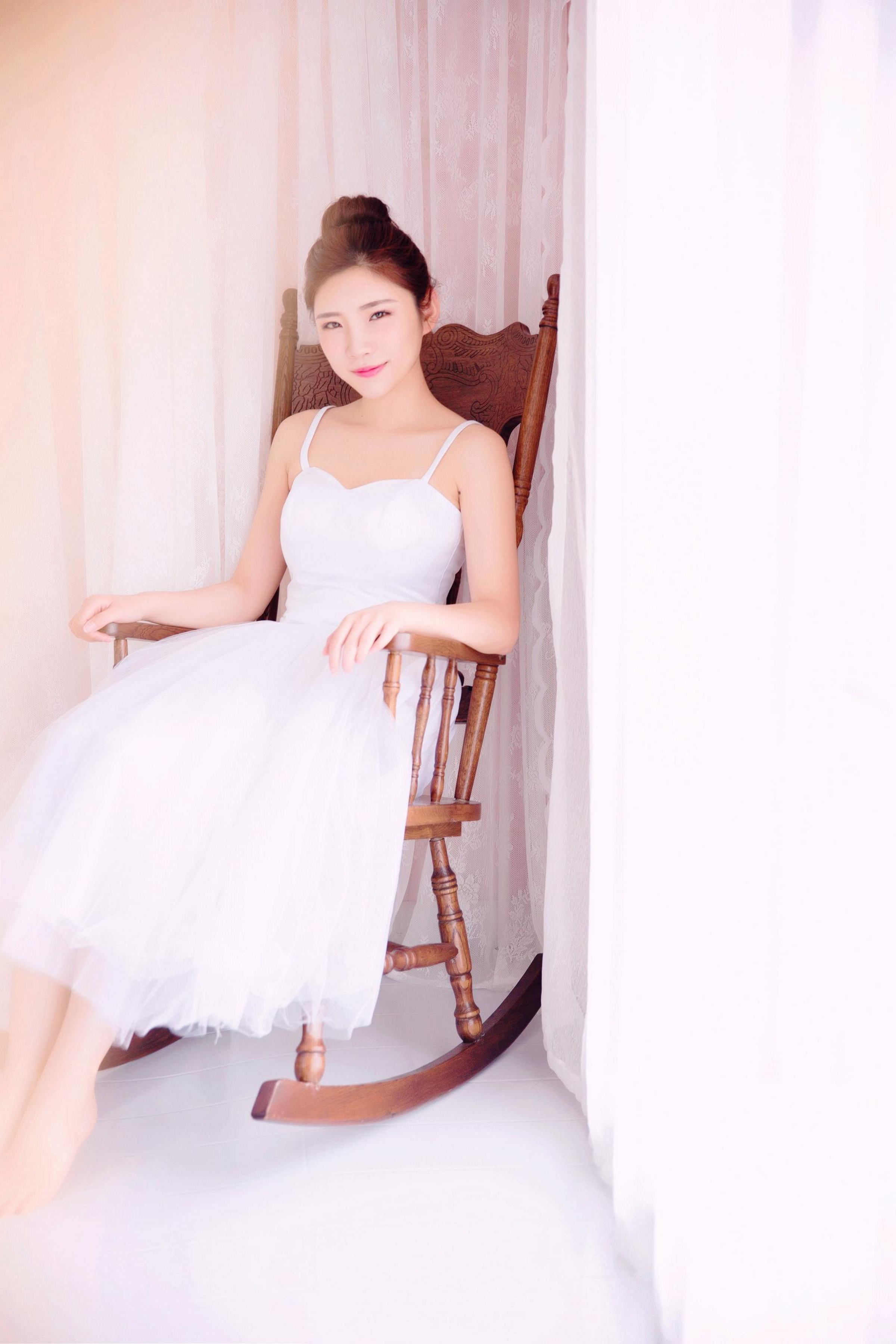 [YALAYI雅拉伊]2022.06.18 风仪玉立 丰满少妇 粉色透视睡衣与白色吊带连衣裙性感写真集第6张