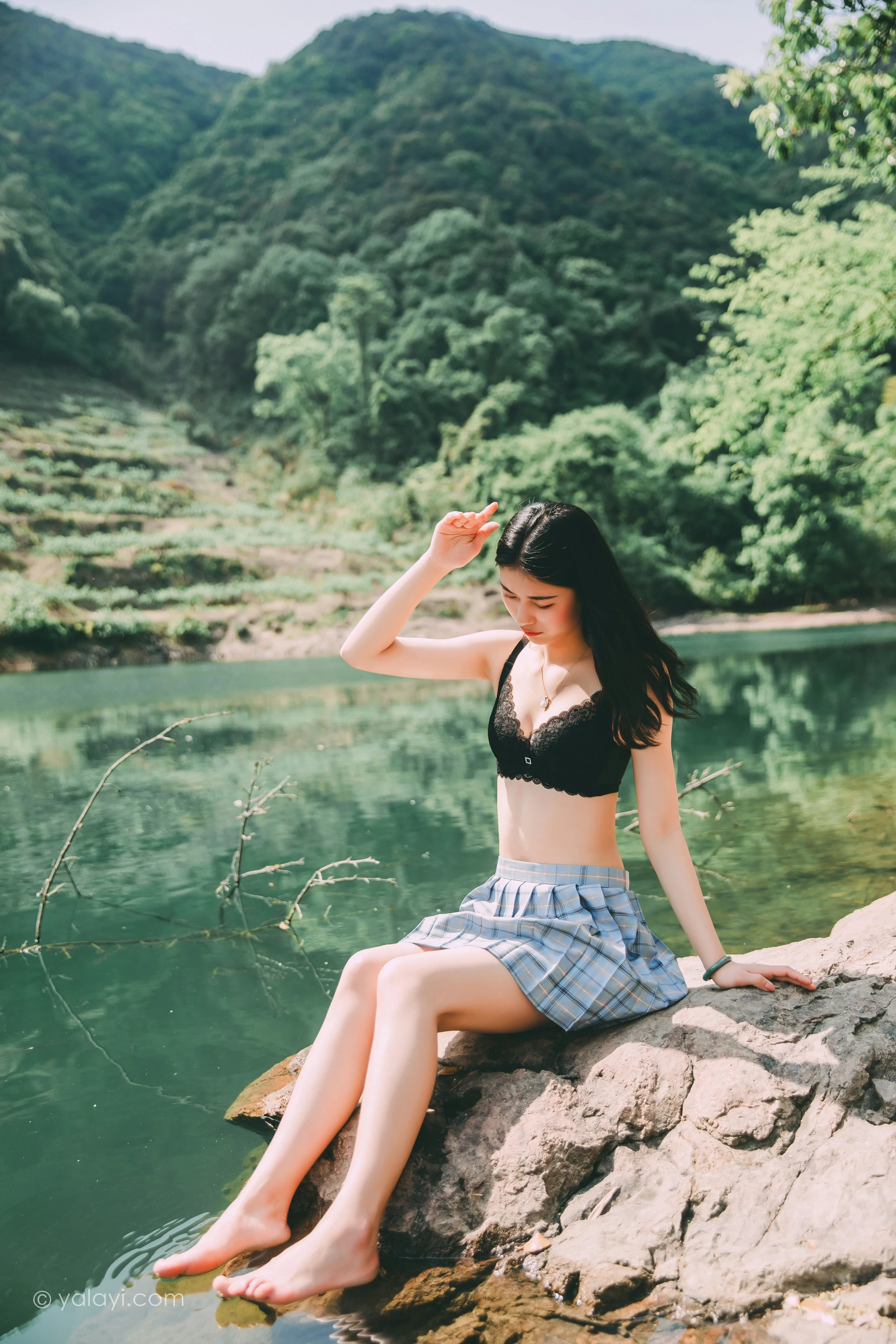 [YALAYI雅拉伊]NO.663 《涟漪》 和风 JK制服与短裙加黑色蕾丝内衣写真第6张