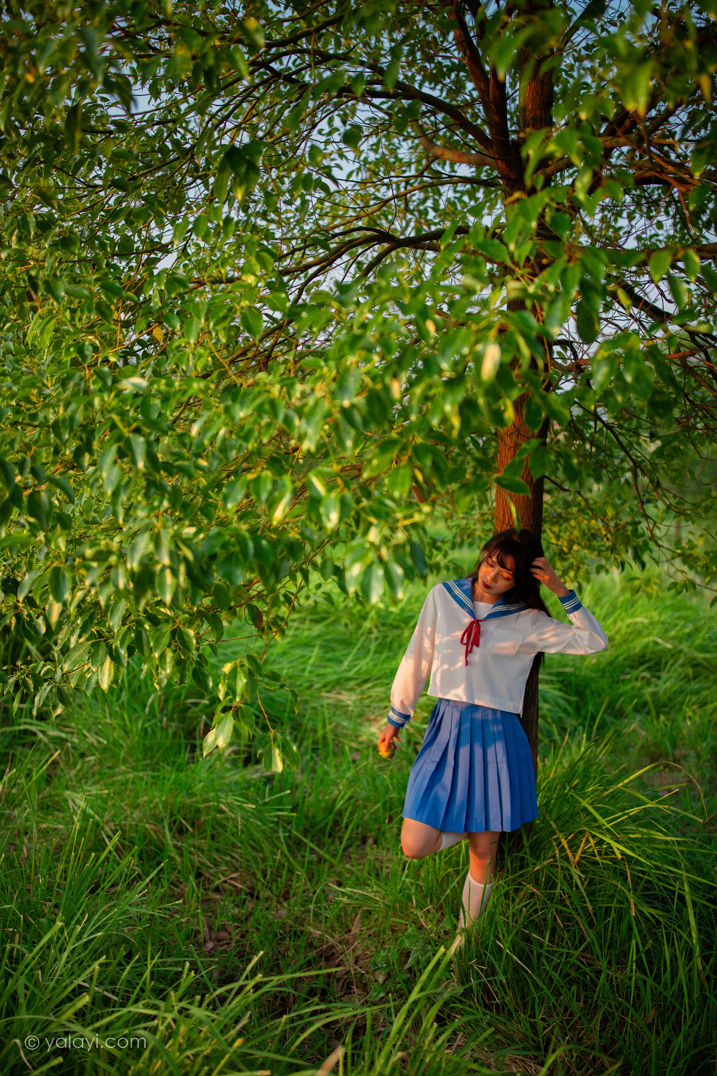 [YALAYI雅拉伊]NO.724 《秋意浓》 丽雅 JK水手制服与短裙加白色丝袜美腿私房写真集第5张