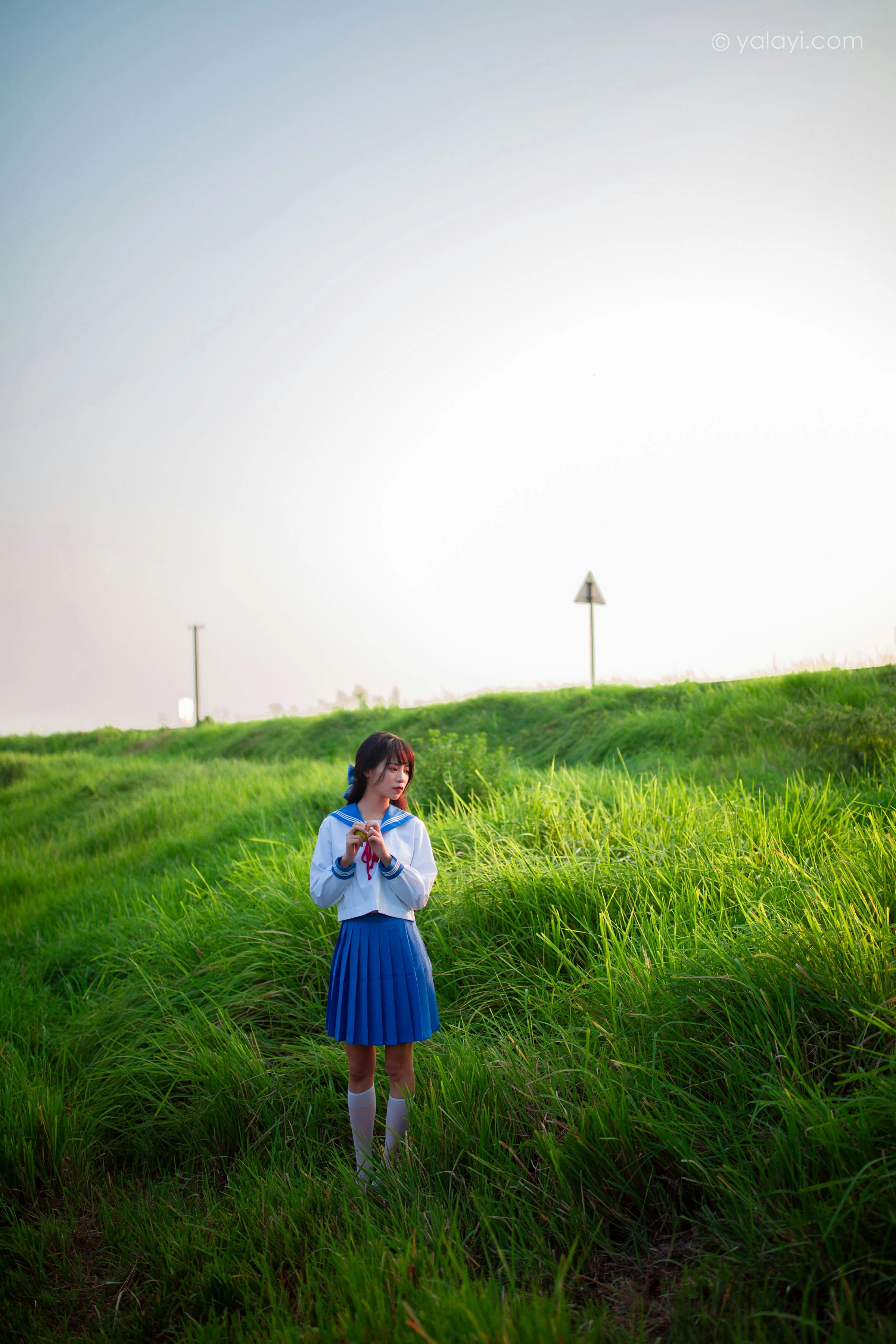 [YALAYI雅拉伊]NO.724 《秋意浓》 丽雅 JK水手制服与短裙加白色丝袜美腿私房写真集第2张
