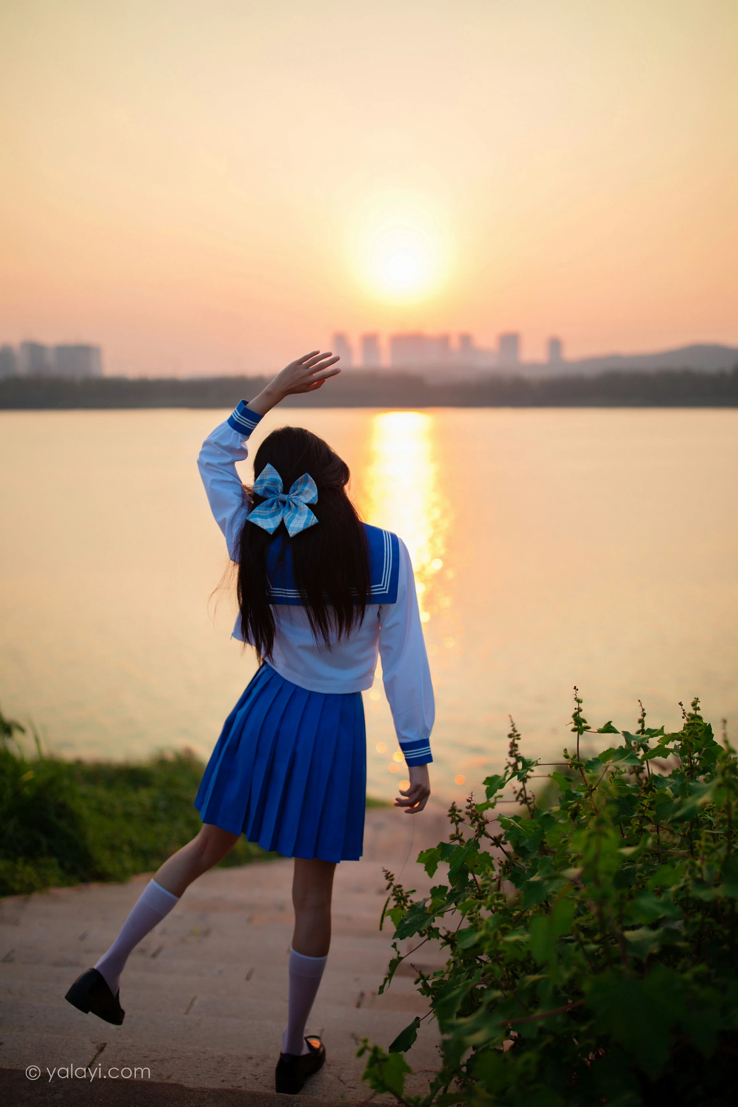 [YALAYI雅拉伊]NO.724 《秋意浓》 丽雅 JK水手制服与短裙加白色丝袜美腿私房写真集第13张