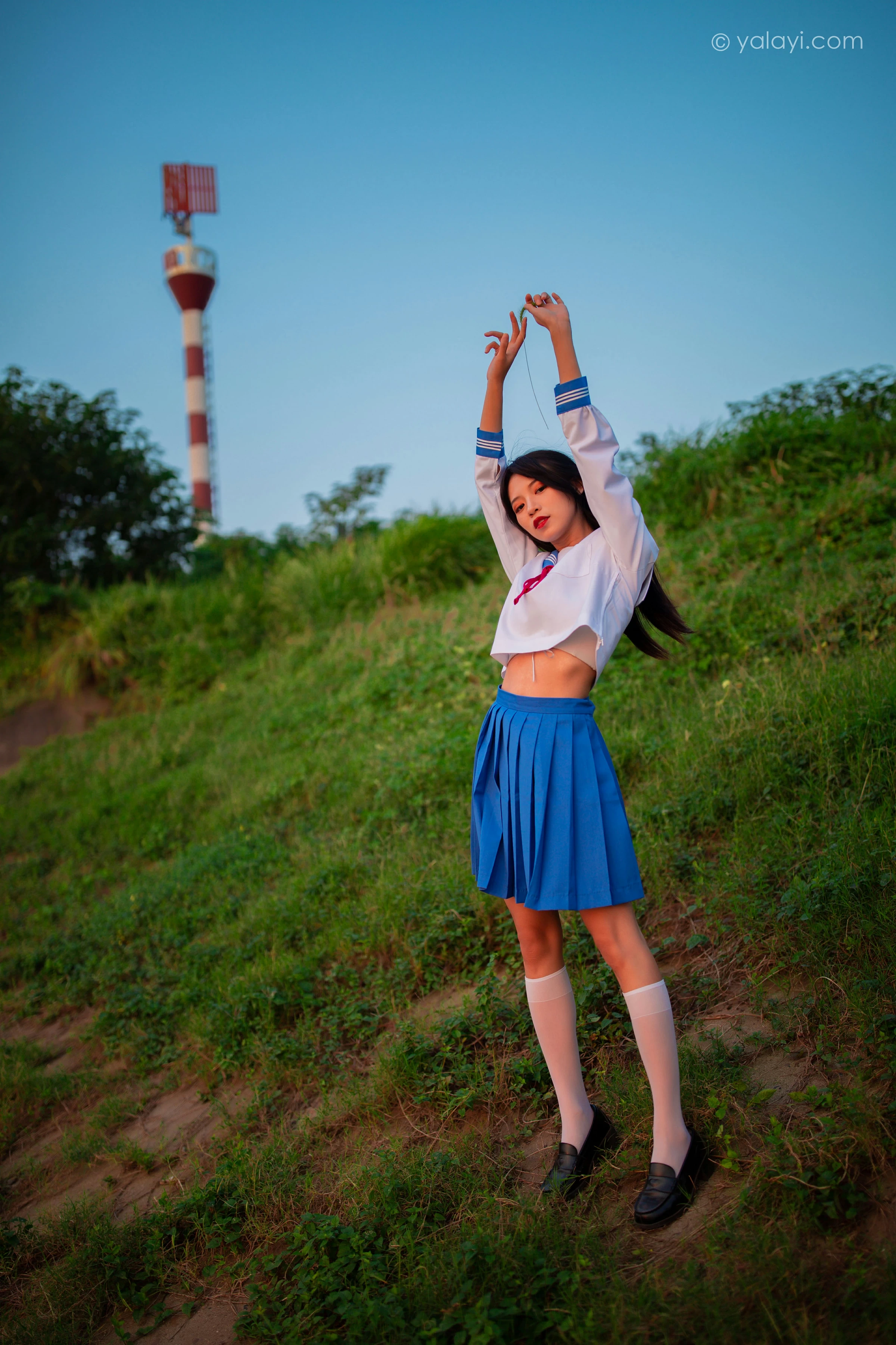 [YALAYI雅拉伊]NO.724 《秋意浓》 丽雅 JK水手制服与短裙加白色丝袜美腿私房写真集第15张