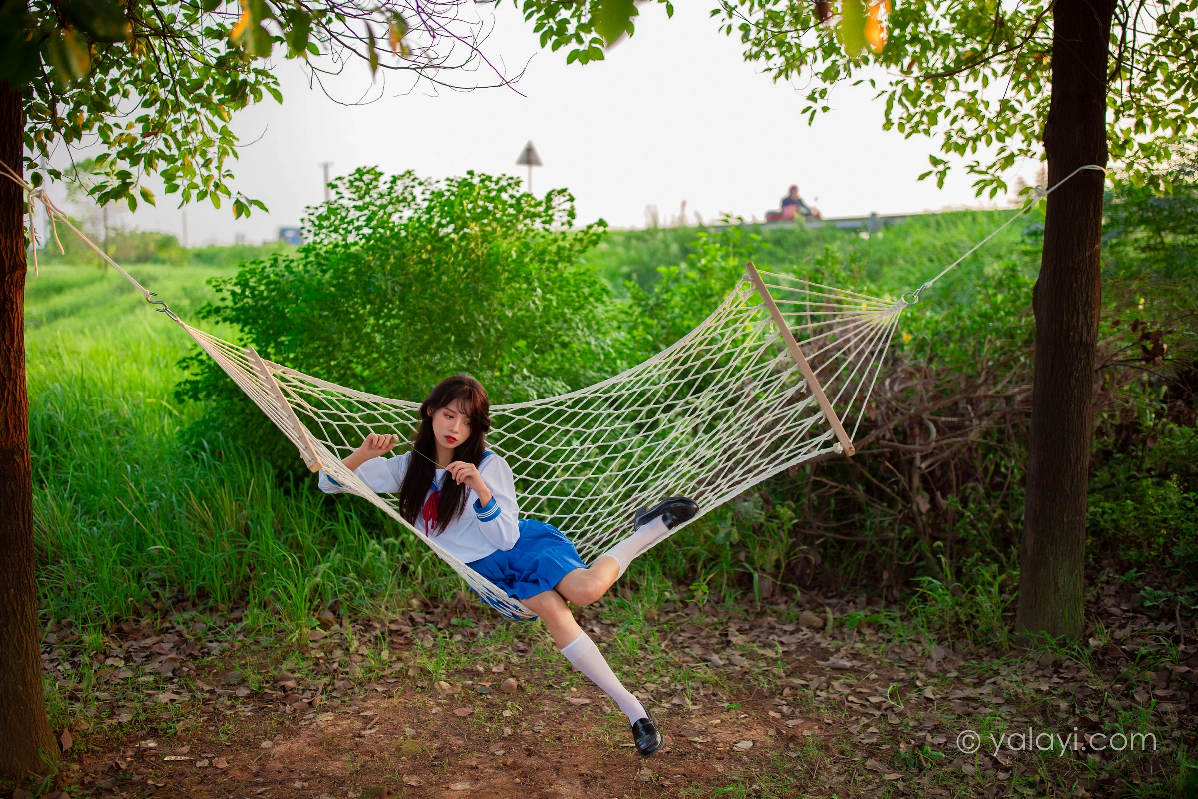 [YALAYI雅拉伊]NO.724 《秋意浓》 丽雅 JK水手制服与短裙加白色丝袜美腿私房写真集第16张