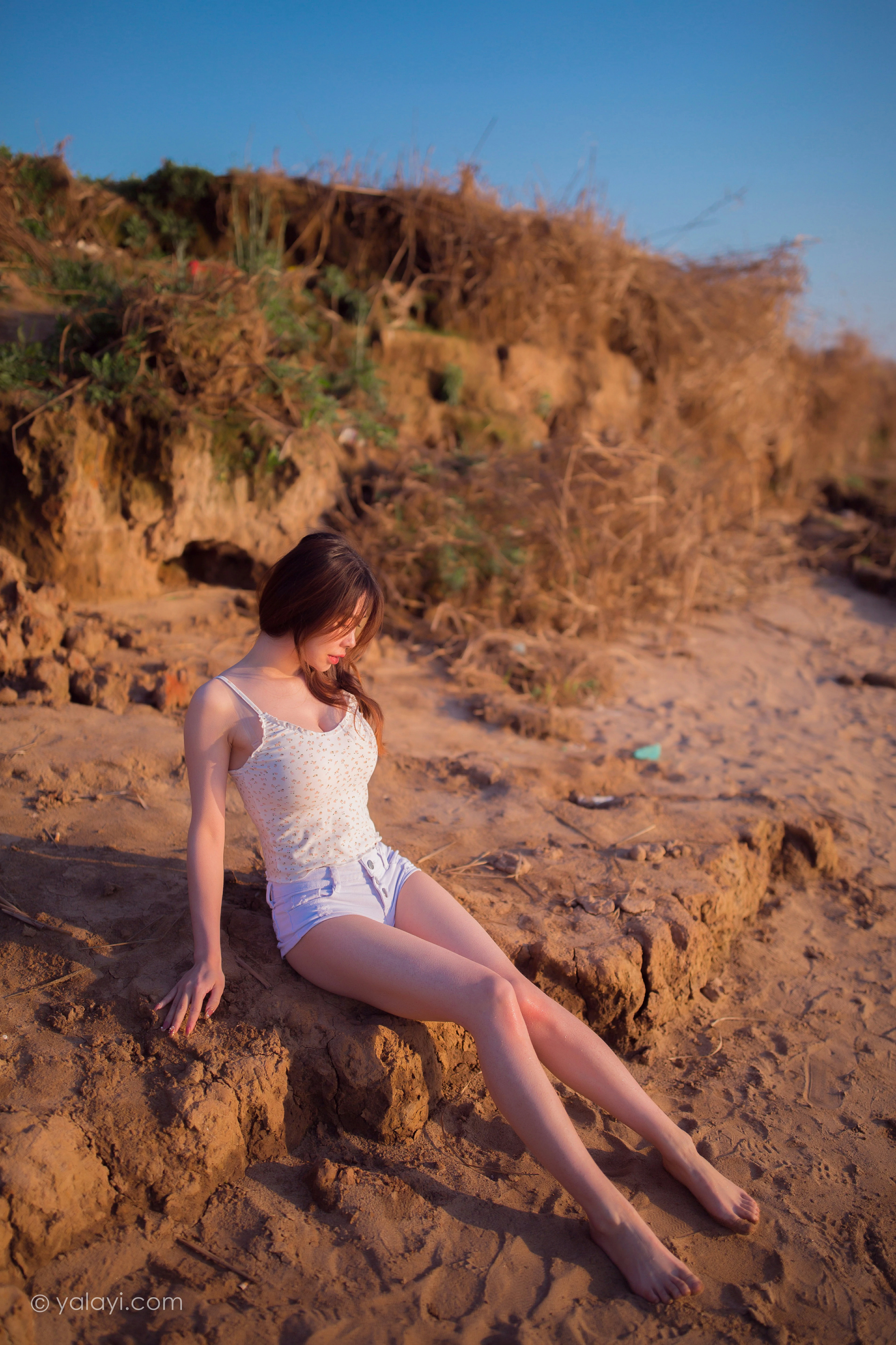 [YALAYI雅拉伊]NO.845 跋山涉水 香草 白色小背心加牛仔热裤性感写真集第2张