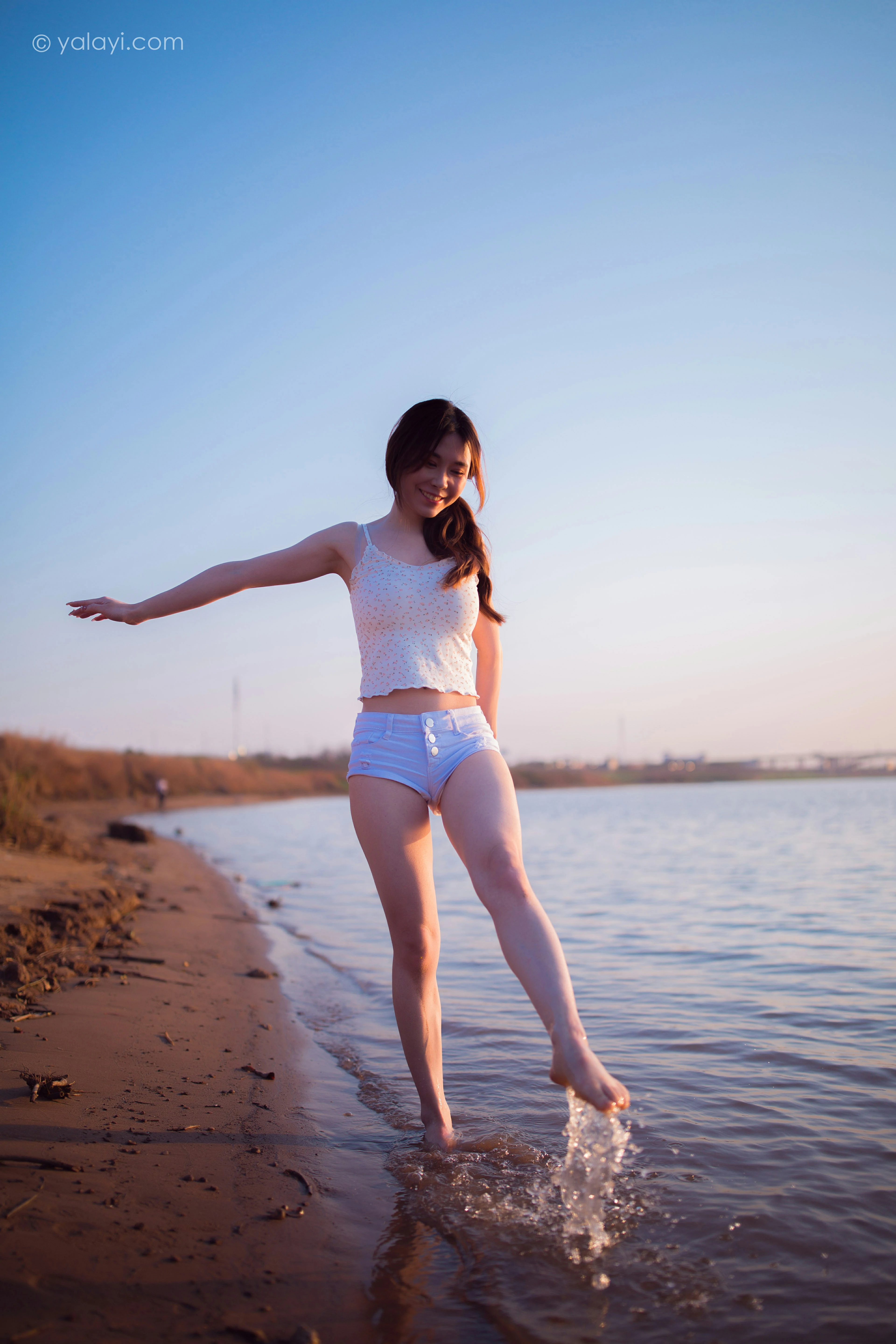 [YALAYI雅拉伊]NO.845 跋山涉水 香草 白色小背心加牛仔热裤性感写真集第8张