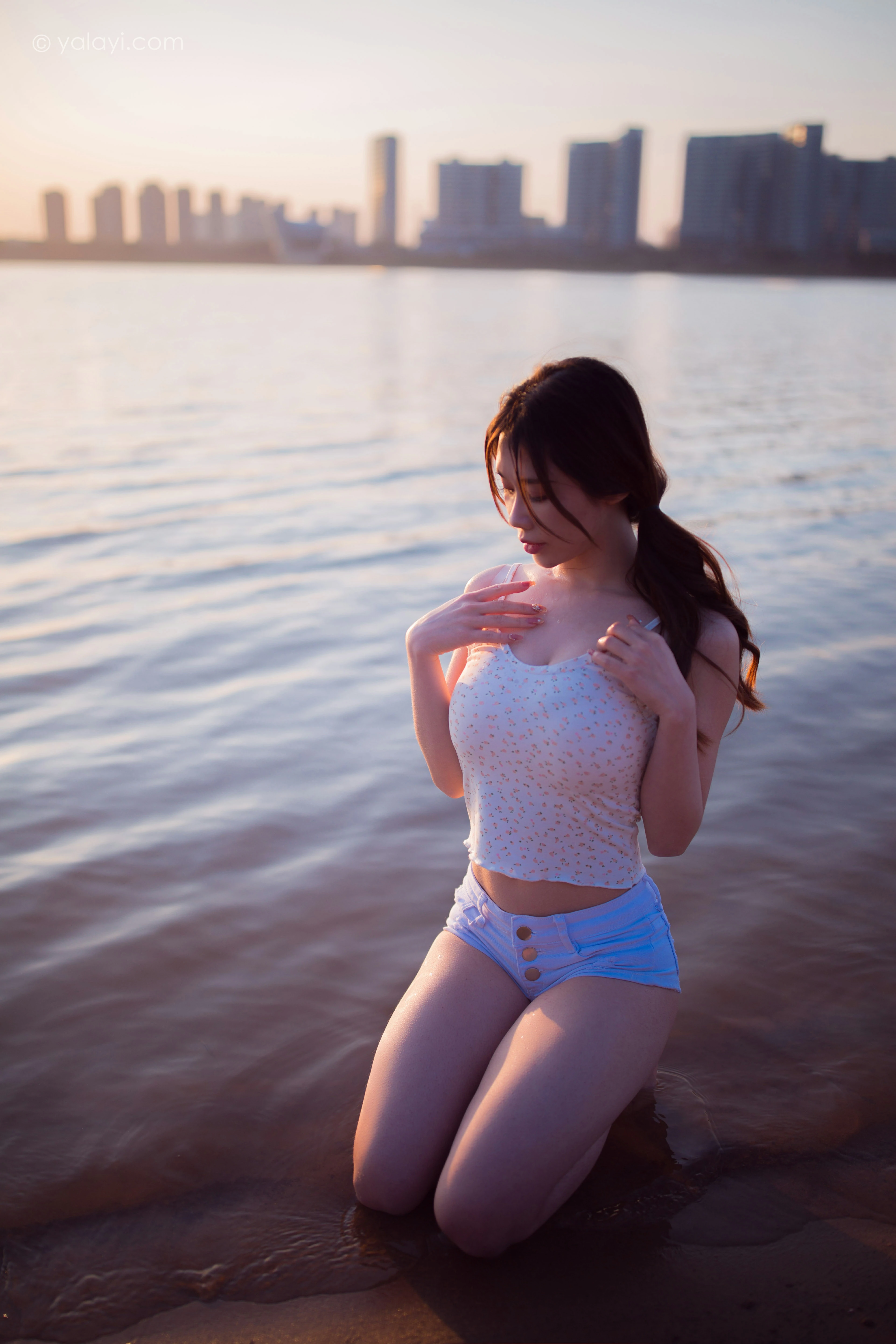 [YALAYI雅拉伊]NO.845 跋山涉水 香草 白色小背心加牛仔热裤性感写真集第9张