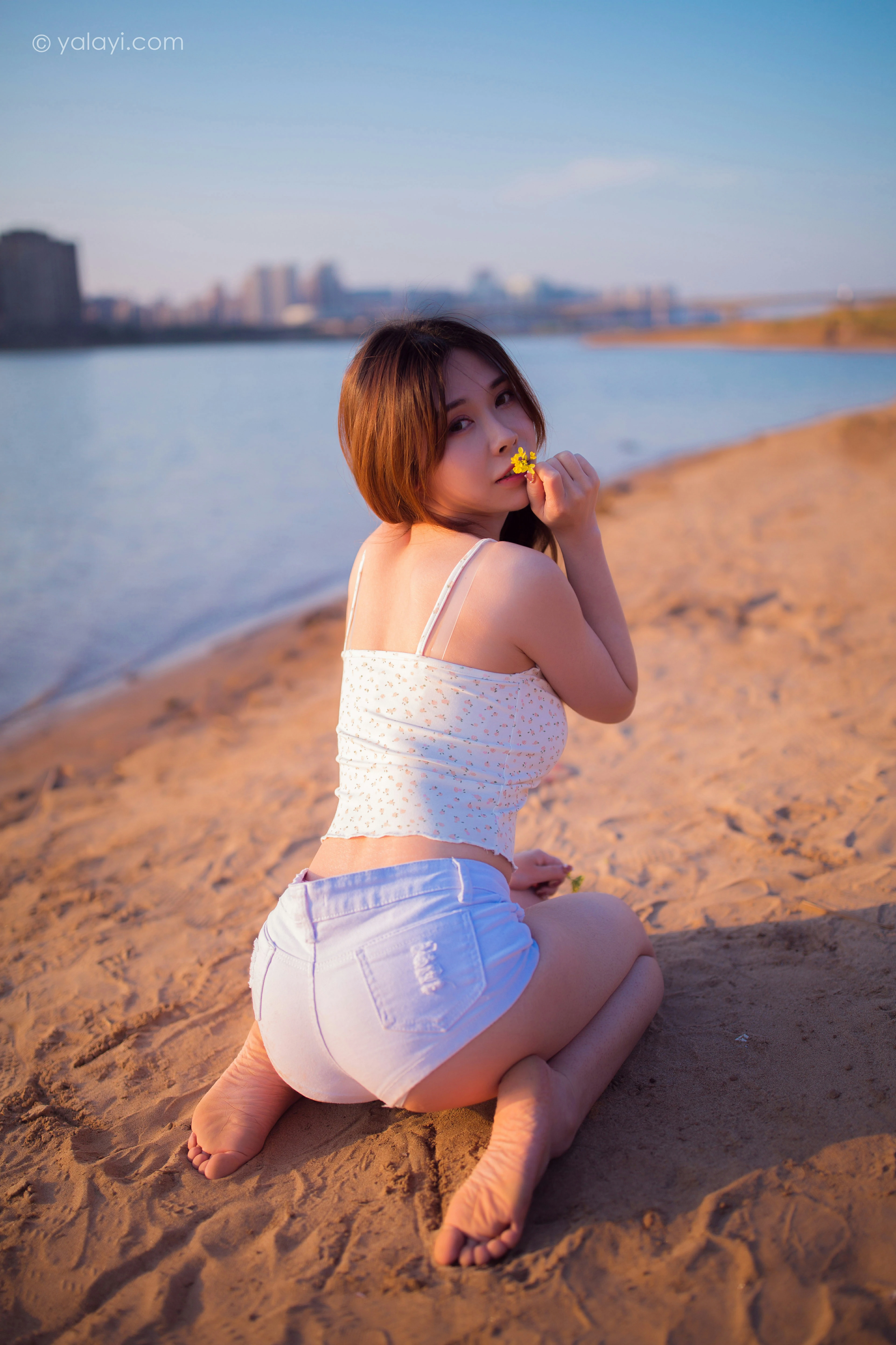 [YALAYI雅拉伊]NO.845 跋山涉水 香草 白色小背心加牛仔热裤性感写真集第8张