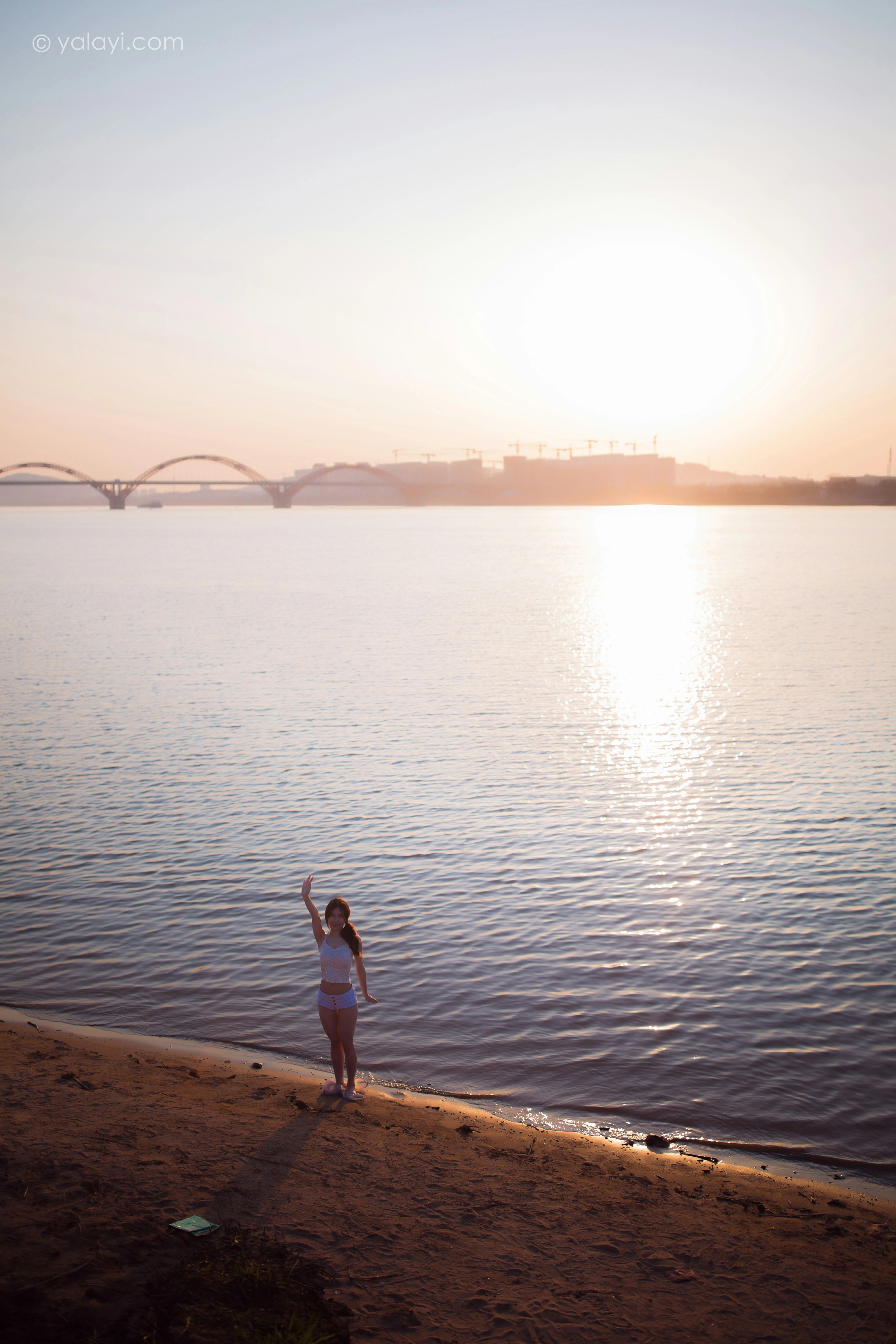 [YALAYI雅拉伊]NO.845 跋山涉水 香草 白色小背心加牛仔热裤性感写真集第11张