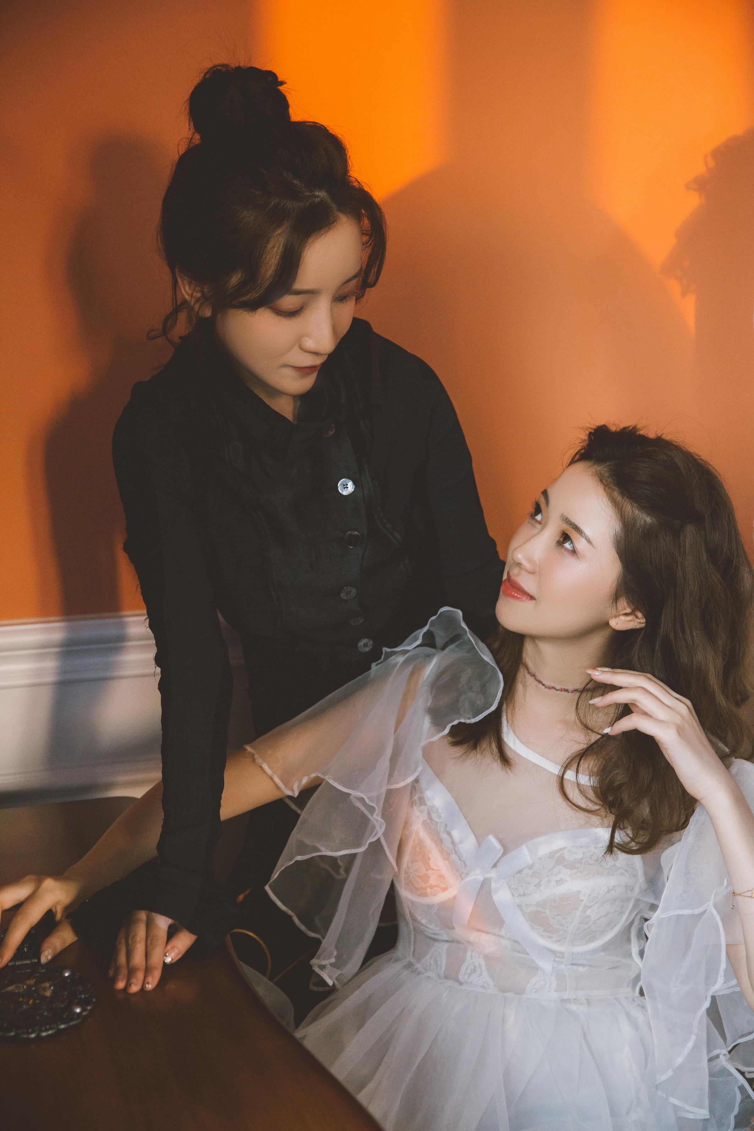 [YALAYI雅拉伊]2022.09.02 喜欢 清纯姐妹花 白色宽松衬衫与透视睡衣居家性感私房写真集第6张