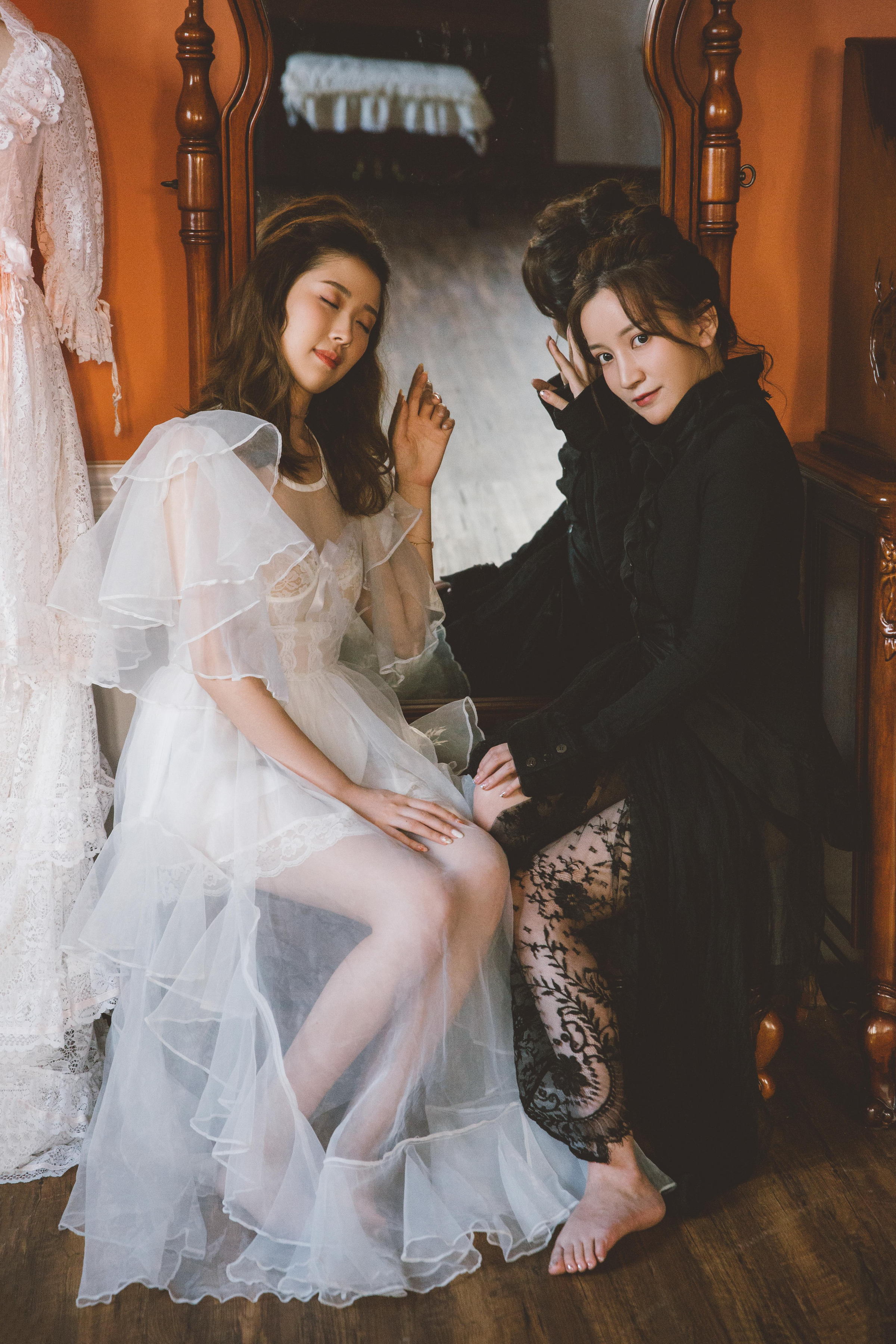 [YALAYI雅拉伊]2022.09.02 喜欢 清纯姐妹花 白色宽松衬衫与透视睡衣居家性感私房写真集第7张