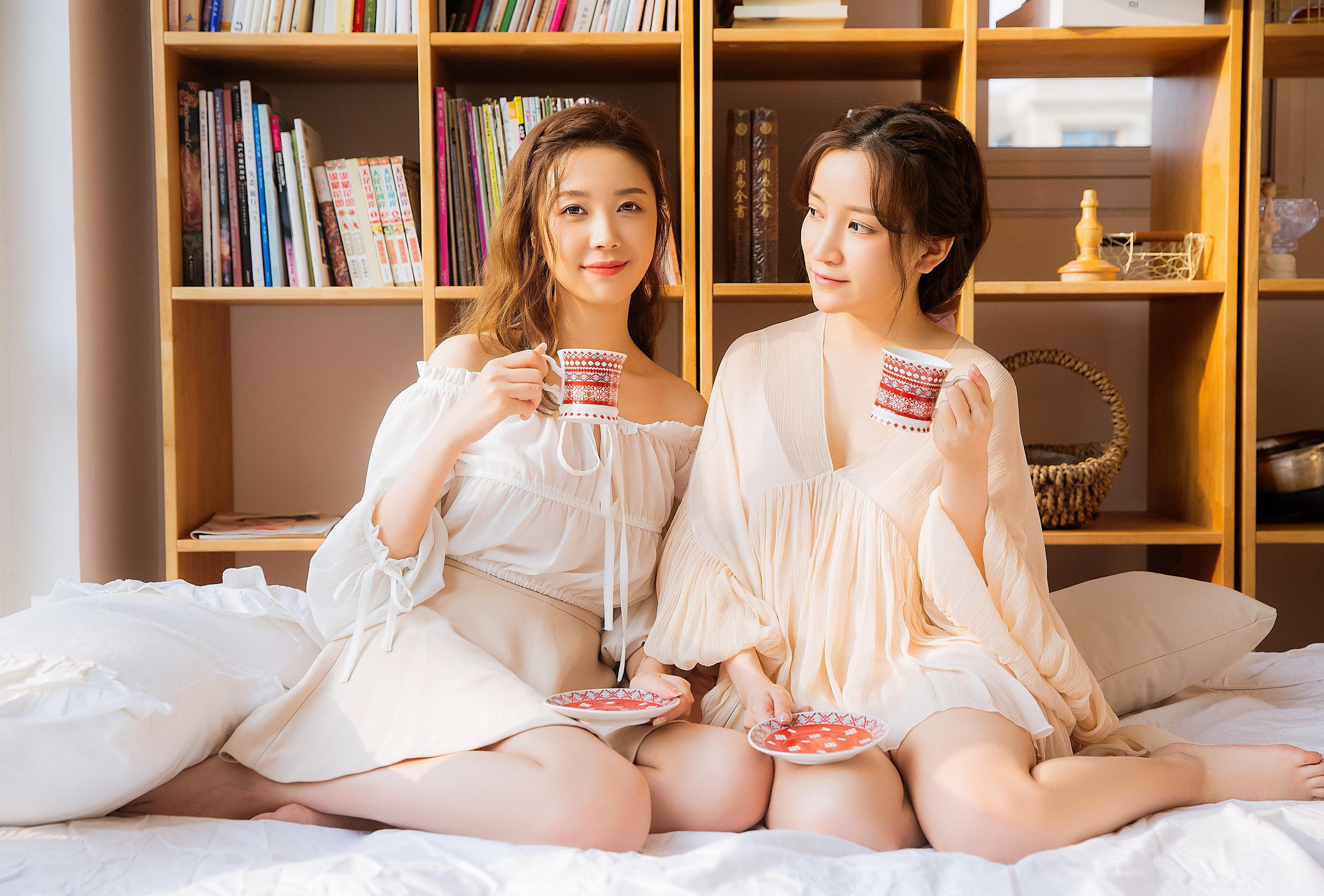 [YALAYI雅拉伊]2022.09.02 喜欢 清纯姐妹花 白色宽松衬衫与透视睡衣居家性感私房写真集第3张