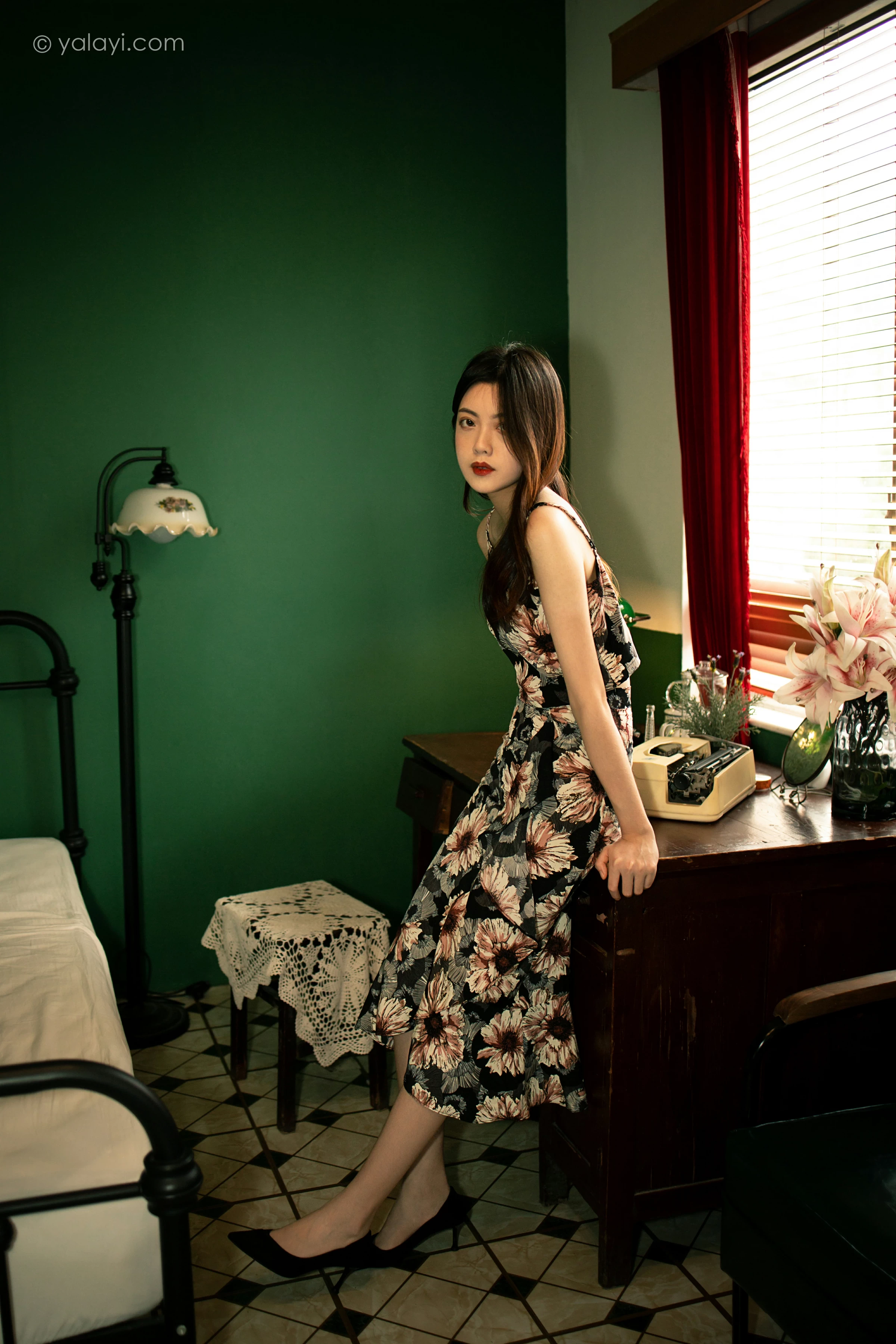 [YALAYI雅拉伊]2021.12.03 老房子 梓文 黑色碎花吊带连衣裙居家私房写真集第2张