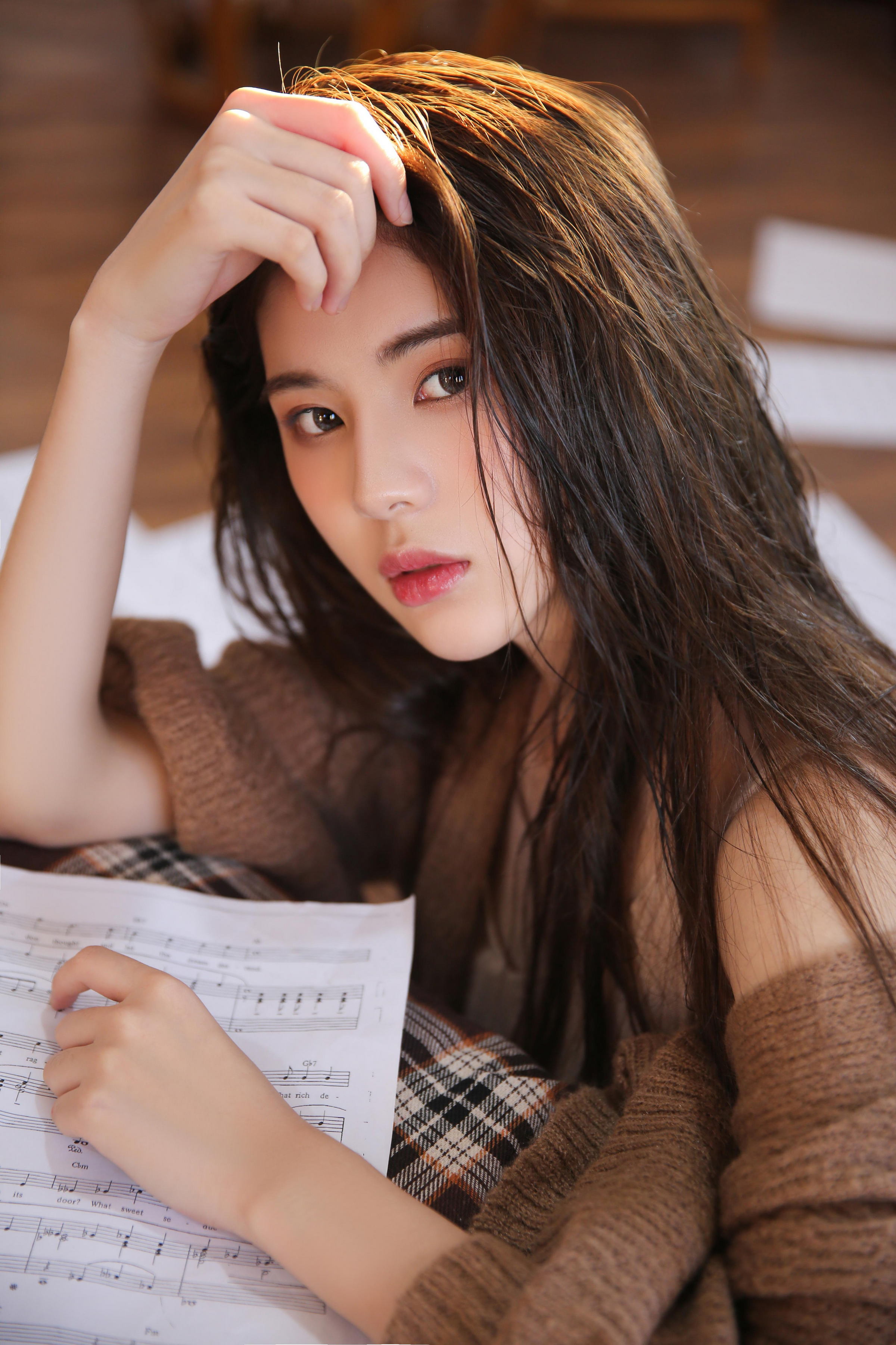 [YALAYI雅拉伊]2022.05.09 小饼干 白嫩少女 蓝色JK制服与橙色吊带连衣裙性感写真集第8张