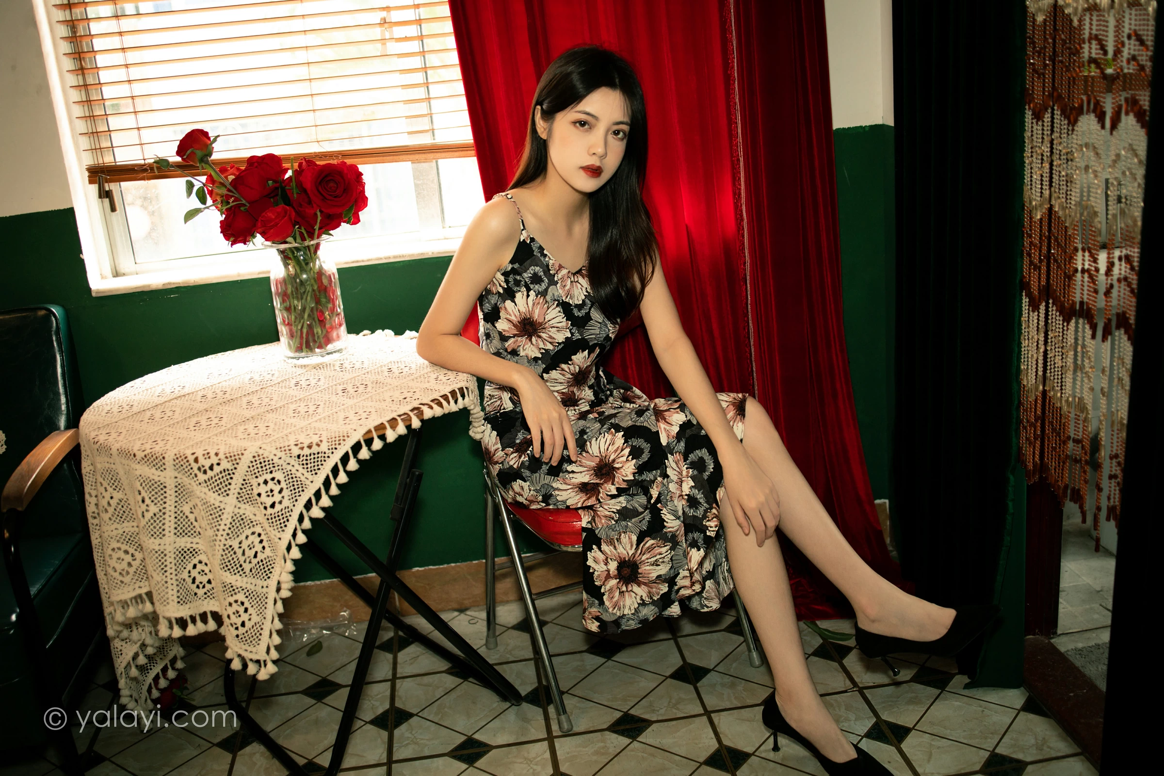[YALAYI雅拉伊]2021.12.03 老房子 梓文 黑色碎花吊带连衣裙居家私房写真集第9张