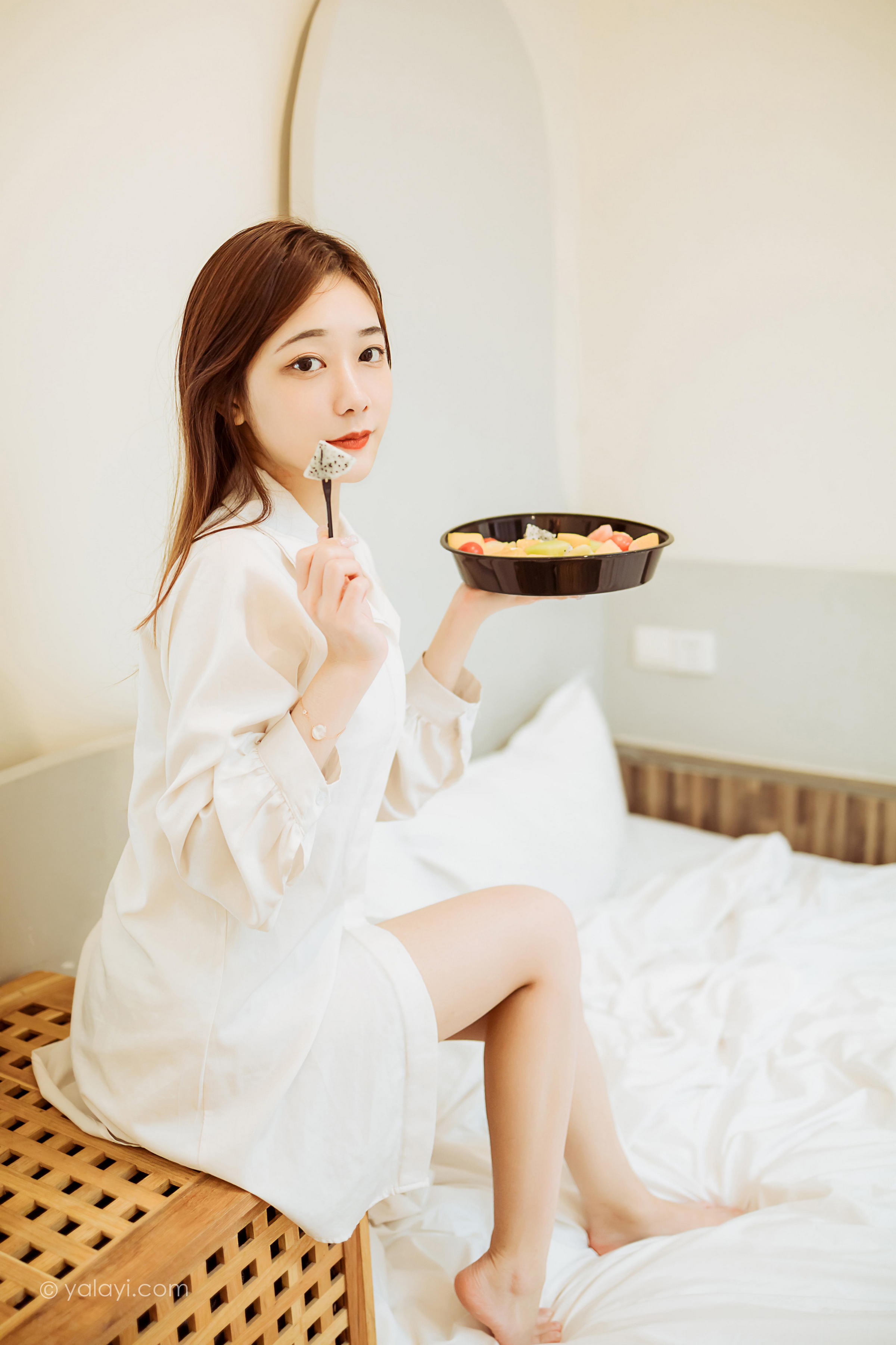 [YALAYI雅拉伊]2022.04.15 珍惜每一天 夜夜 白色男友式衬衫居家性感私房写真集第8张