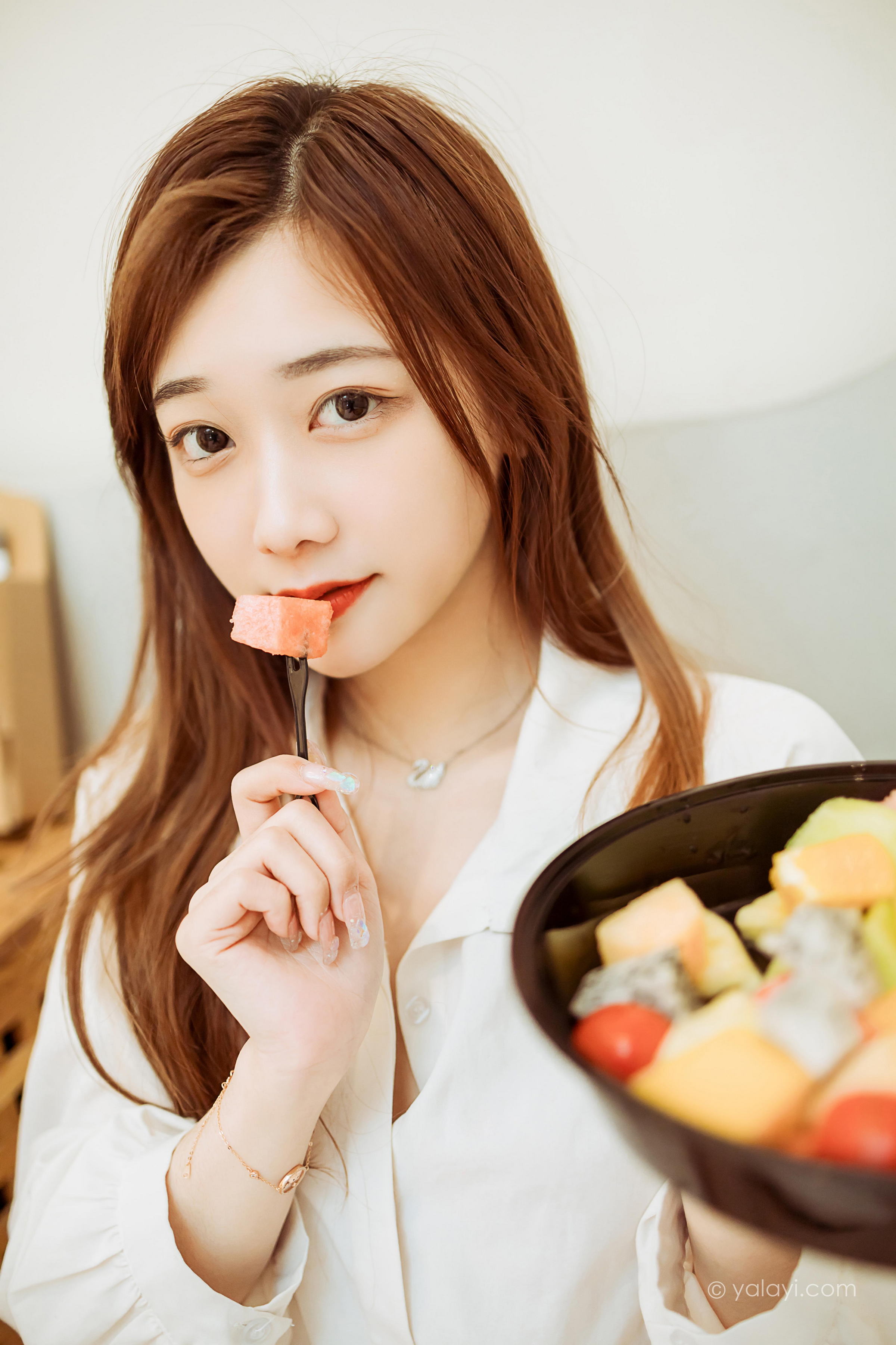 [YALAYI雅拉伊]2022.04.15 珍惜每一天 夜夜 白色男友式衬衫居家性感私房写真集第4张