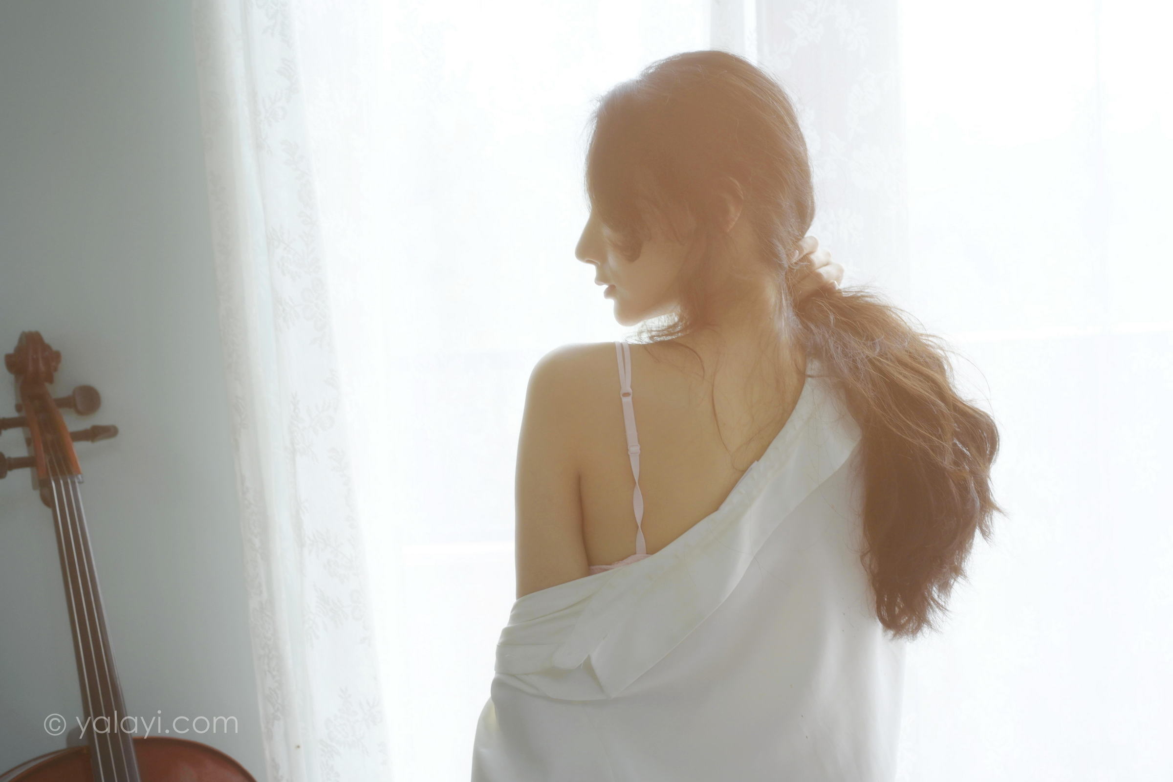 [YALAYI雅拉伊]2022.08.12 清晨的景色 何嘉颖 白色衬衫加粉色蕾丝内衣性感私房写真集第13张