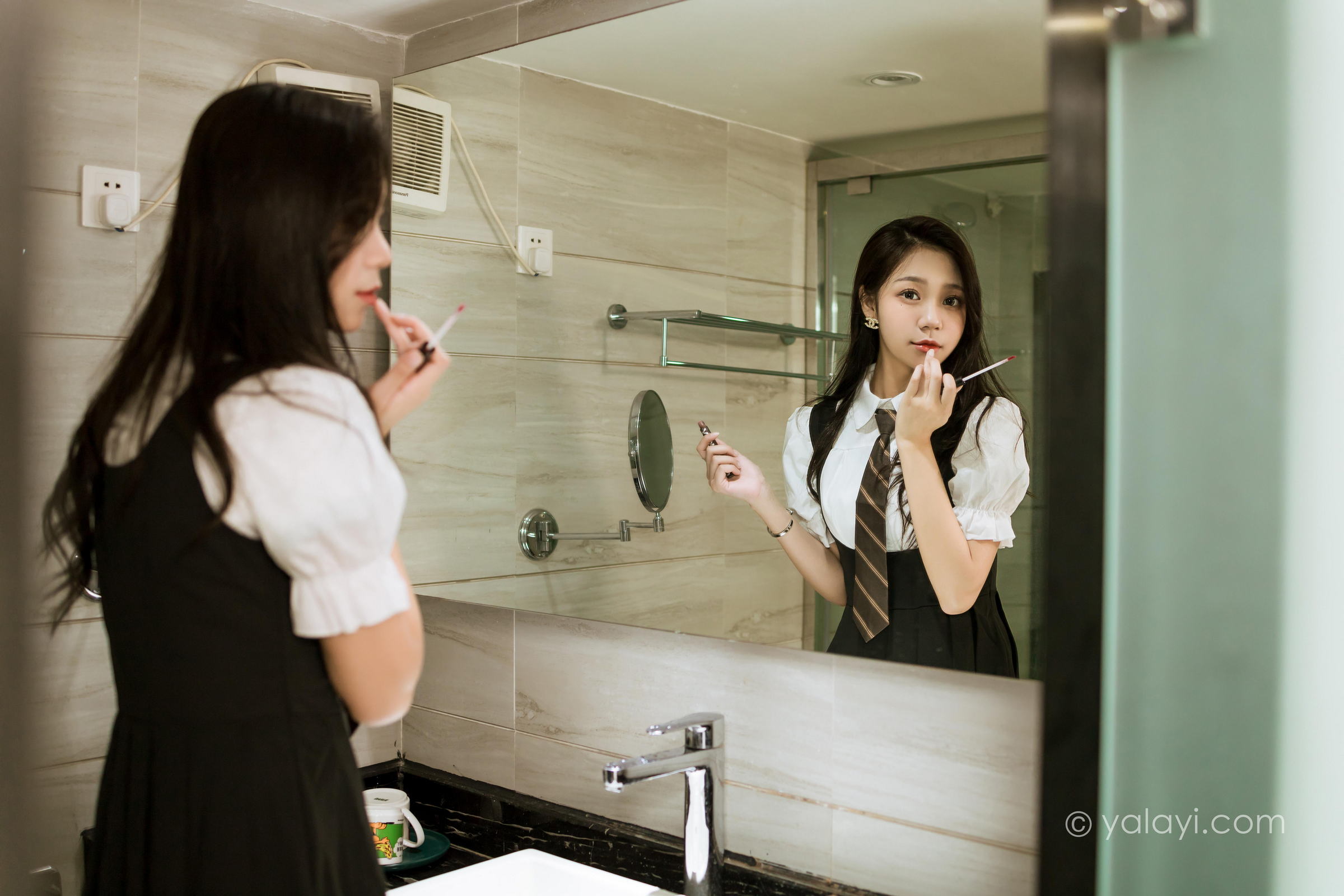 [YALAYI雅拉伊]2022.06.22 一生欢喜 梓瑶 黑色JK制服裙加白色衬衫清纯写真集第10张